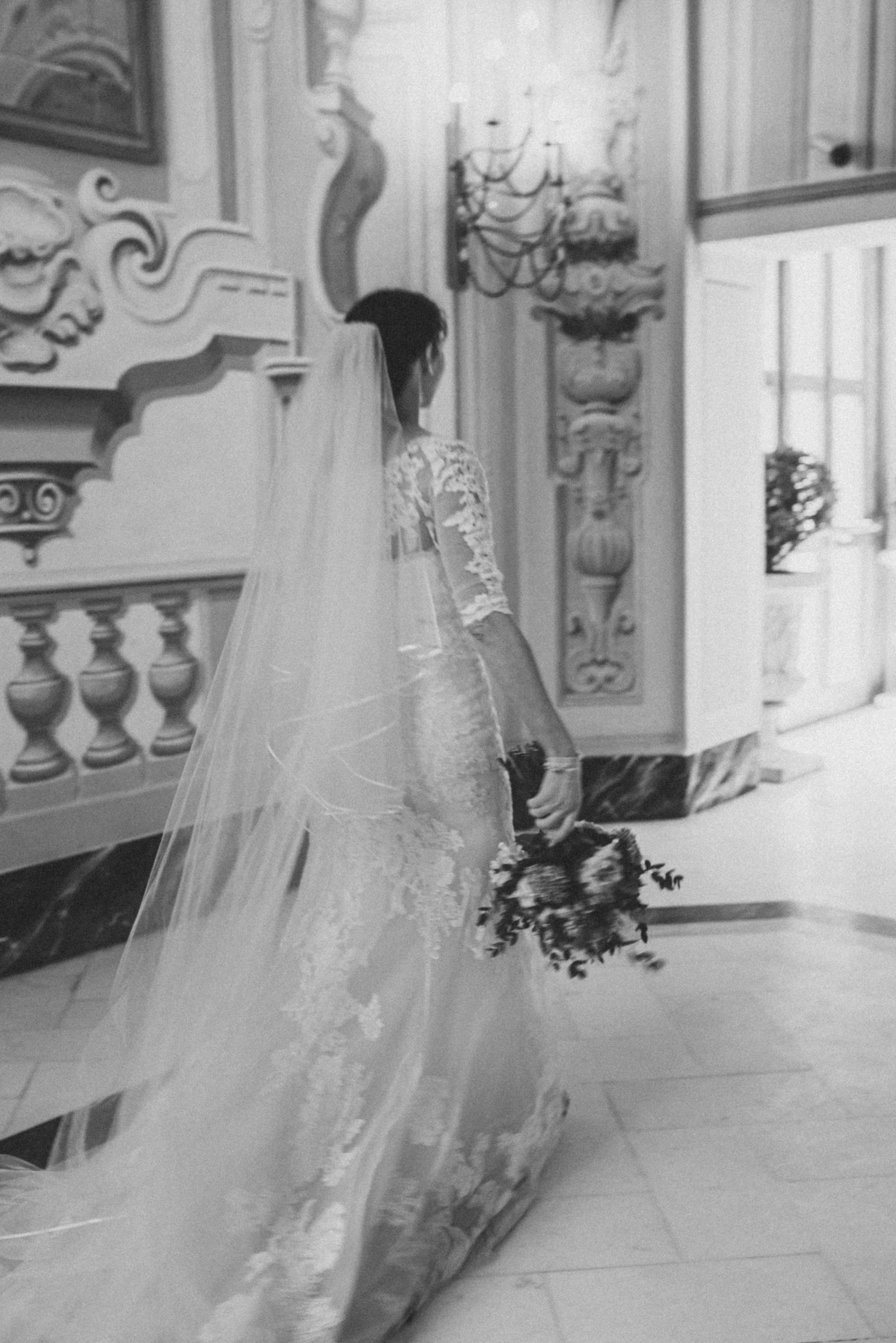 Novia caminando hacia el altar | Fuente: Unsplash