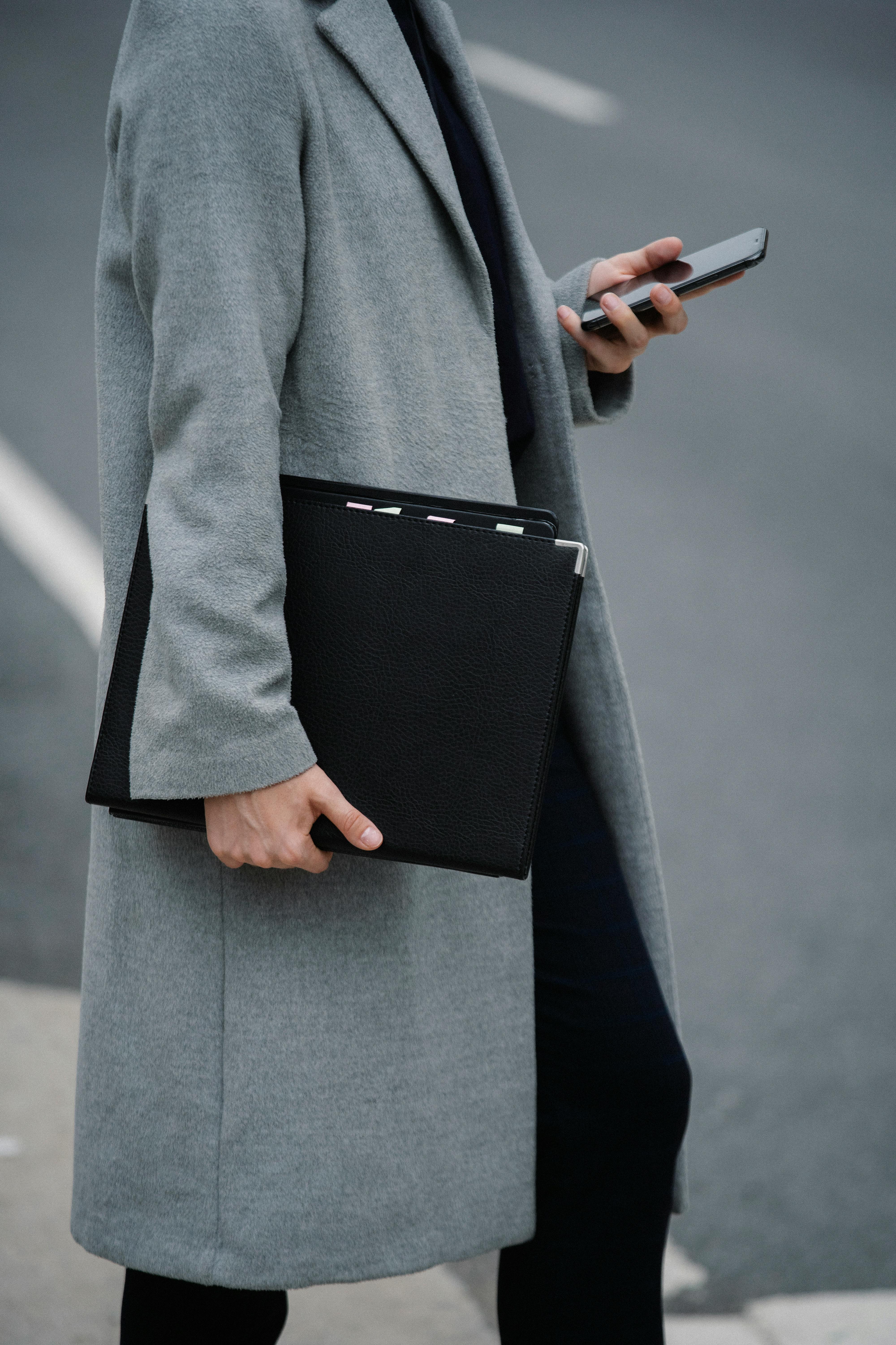 Una mujer usando su teléfono | Fuente: Pexels