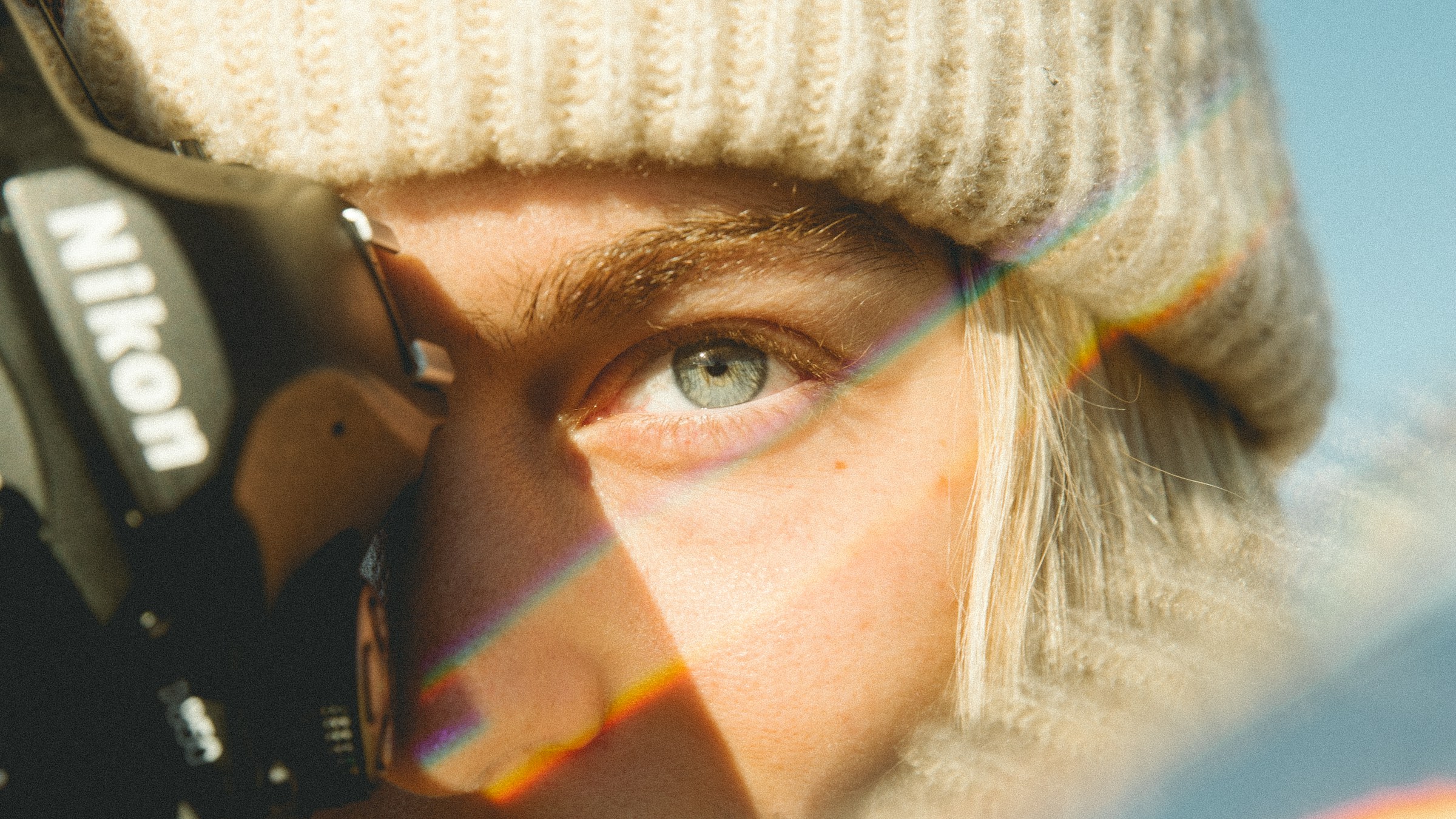 Primer plano de una mujer sujetando una cámara | Fuente: Unsplash