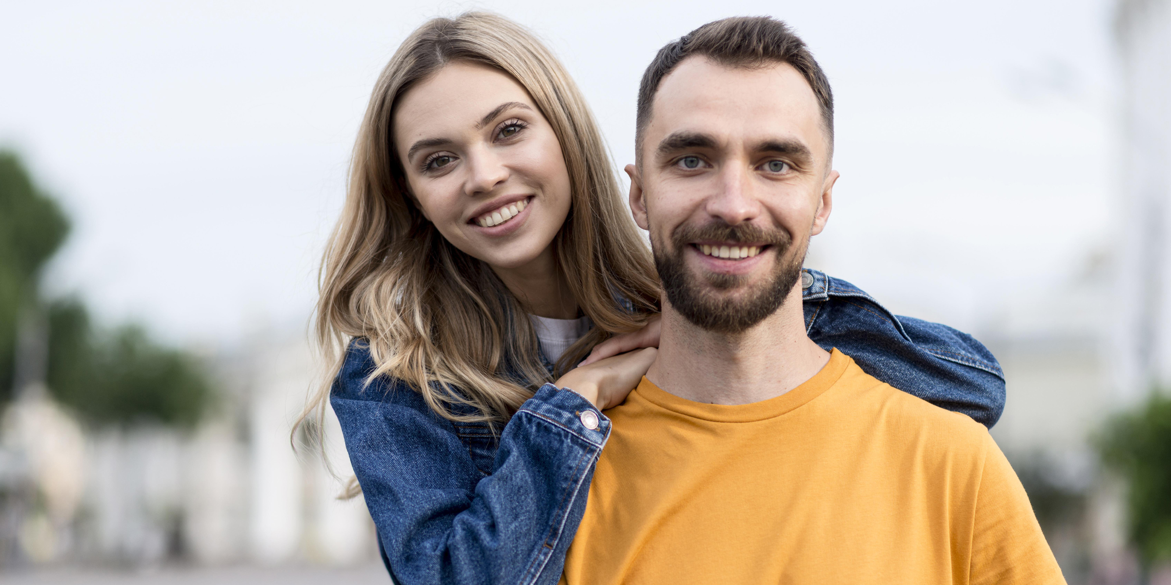 Una pareja sonriente | Fuente: Freepik