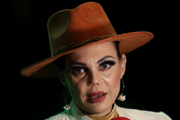 Carmen Campuzano observa durante la reapertura de "Cine Linterna Mágica" el 19 de enero de 2023 en Ciudad de México, México | Fuente: Getty Images