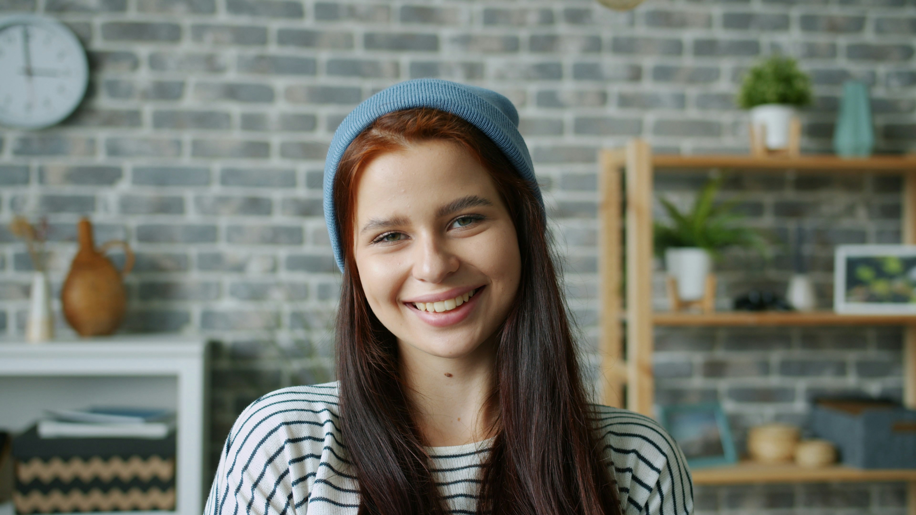 Primer plano de una joven sonriente | Fuente: Unsplash
