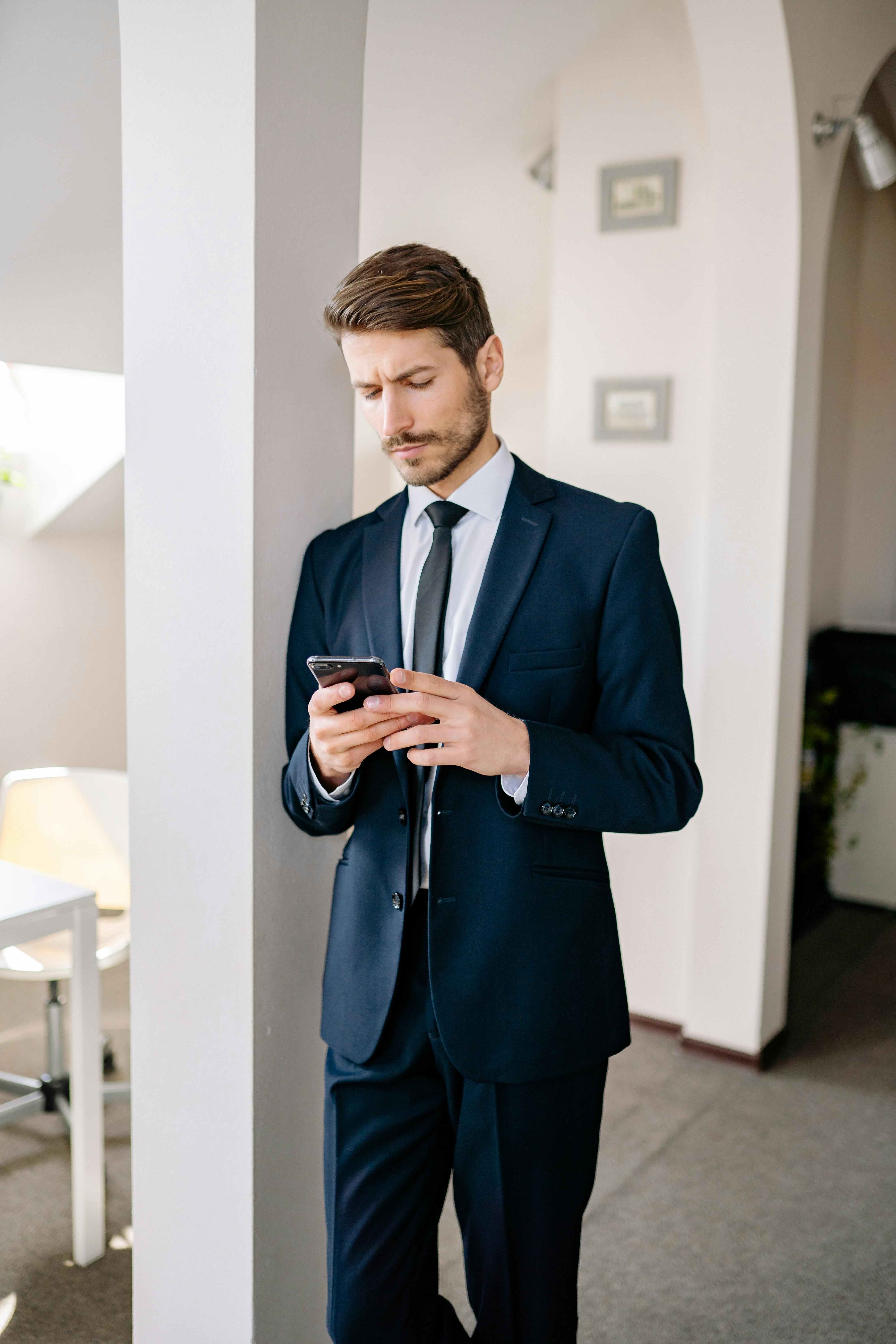 Hombre usando su teléfono | Fuente: Pexels