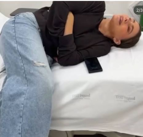Sofía Vergara se recuesta en una camilla | Fuente: Instagram.com/sofiavergara