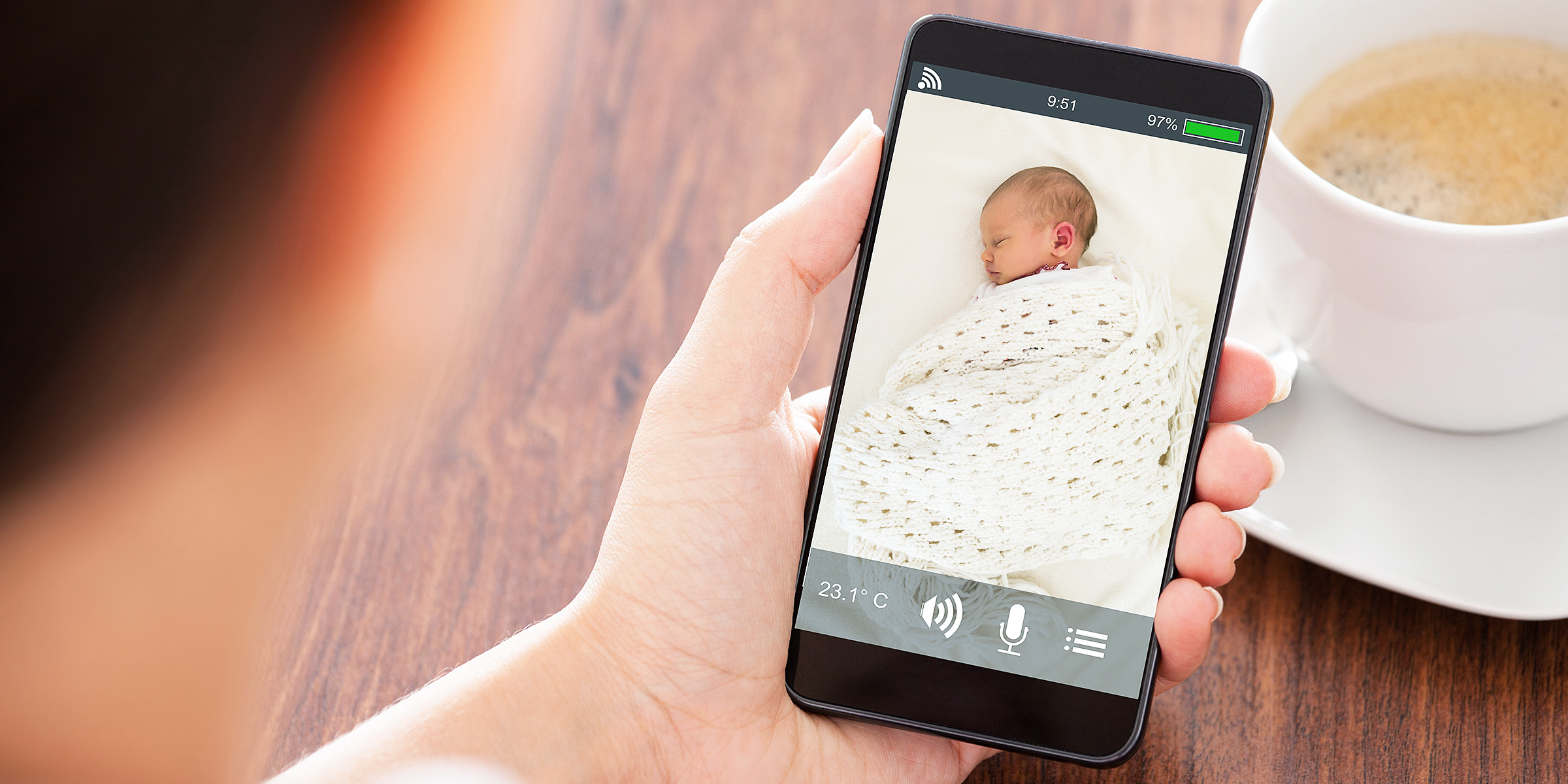 Una persona observa a un bebé en su teléfono | Fuente: Shutterstock