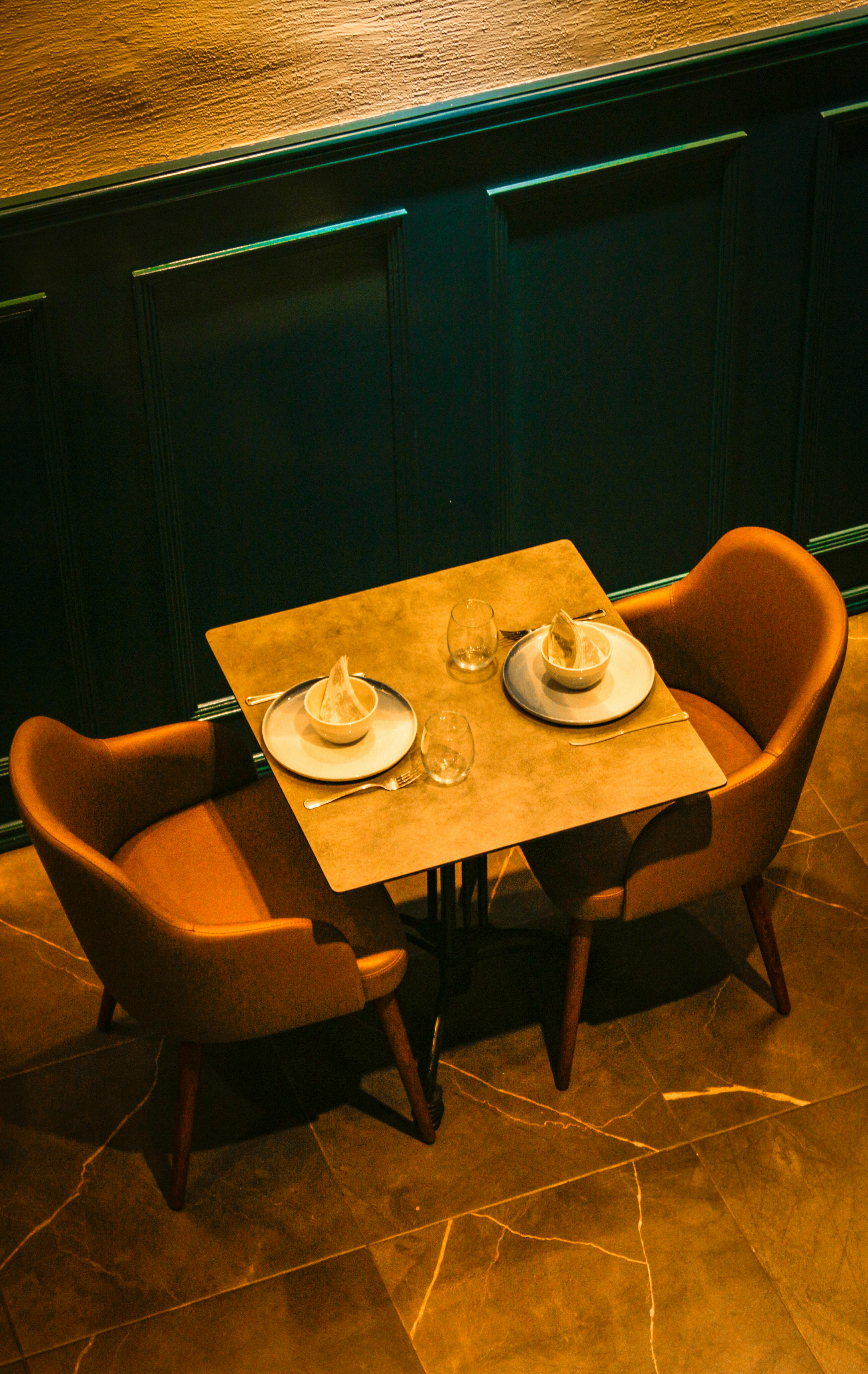 Una pequeña mesa para dos | Fuente: Pexels