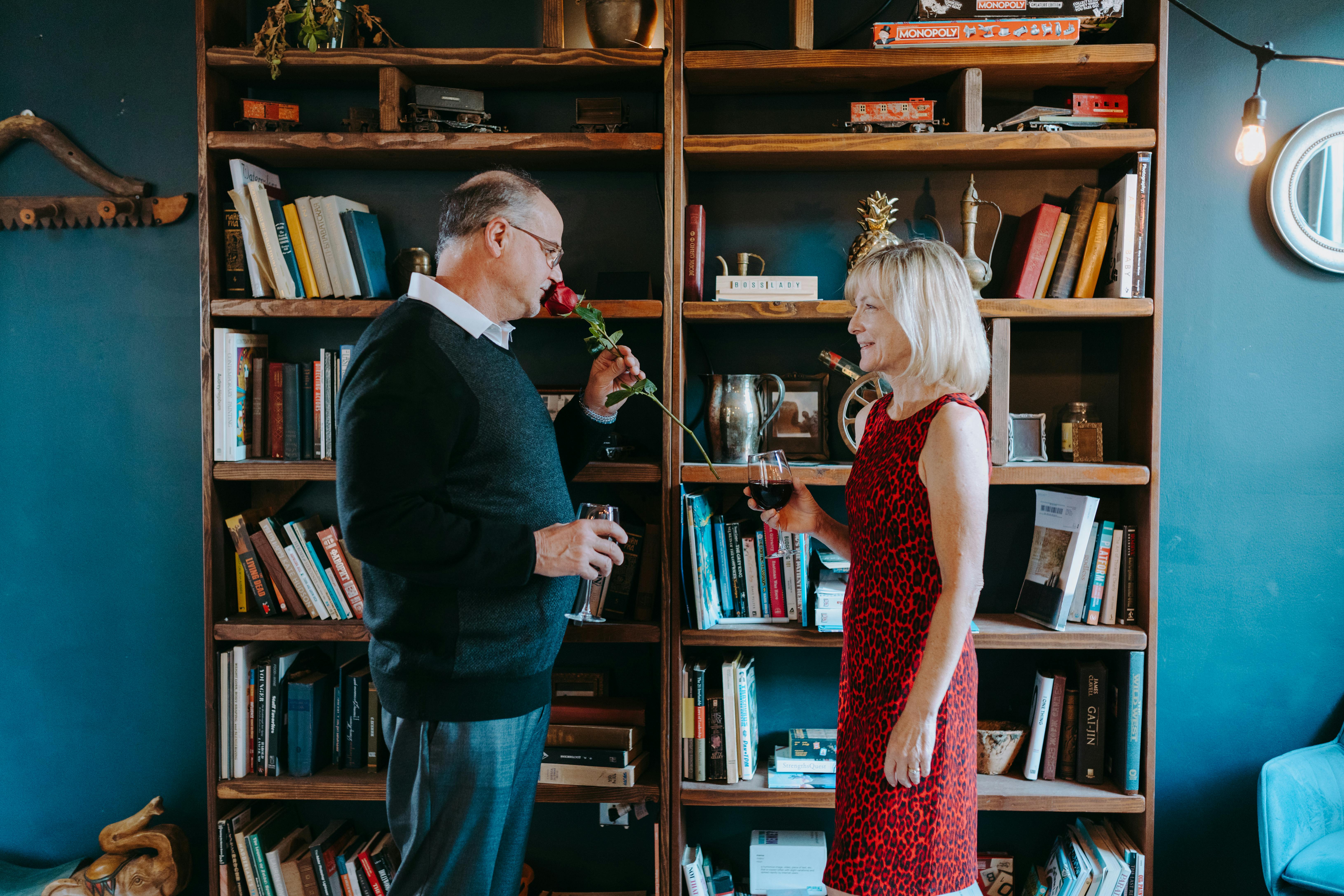 Una pareja de ancianos en casa | Fuente: Pexels
