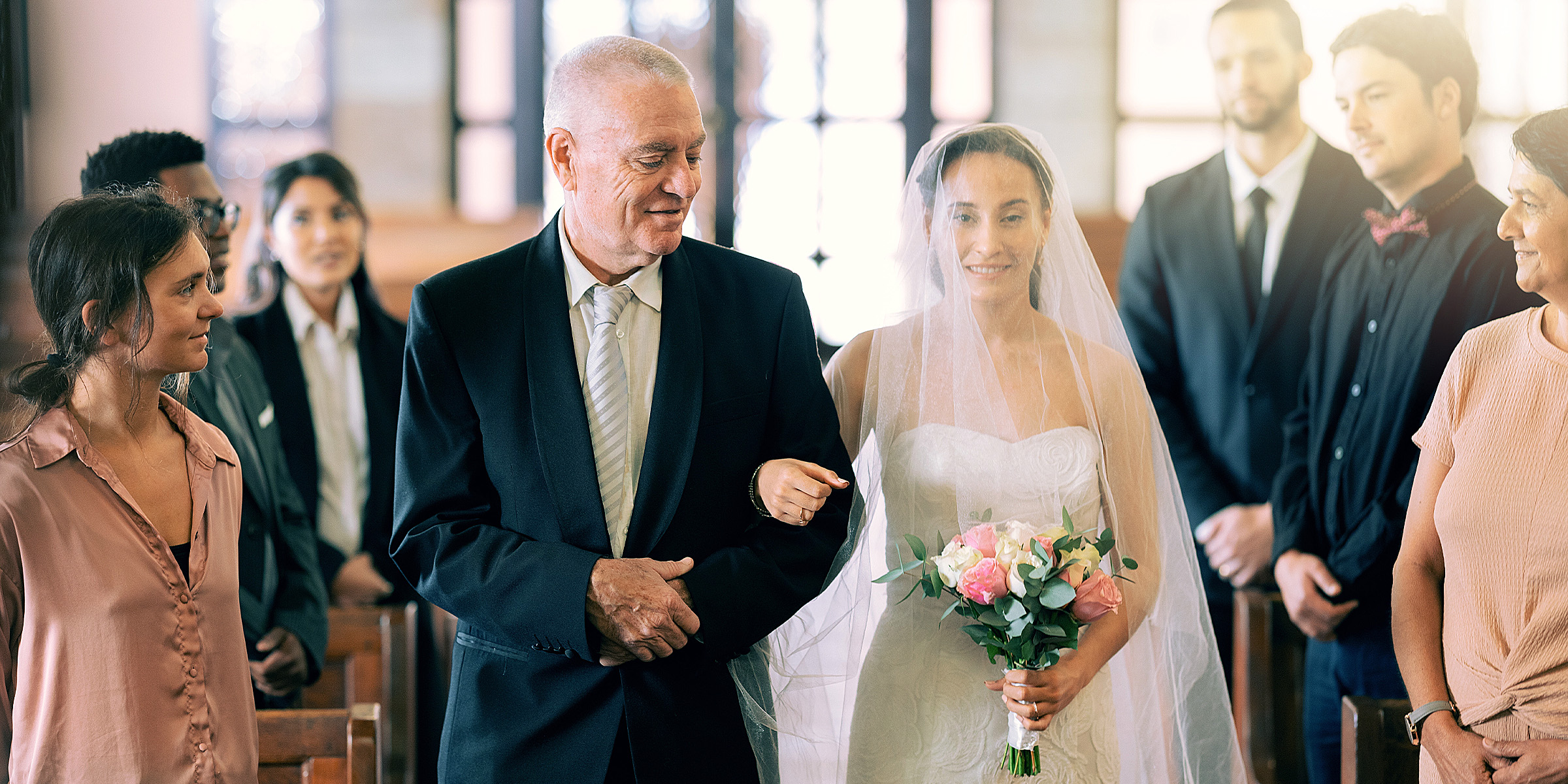 Una novia caminando hacia el altar con su padre | Fuente: Shutterstock