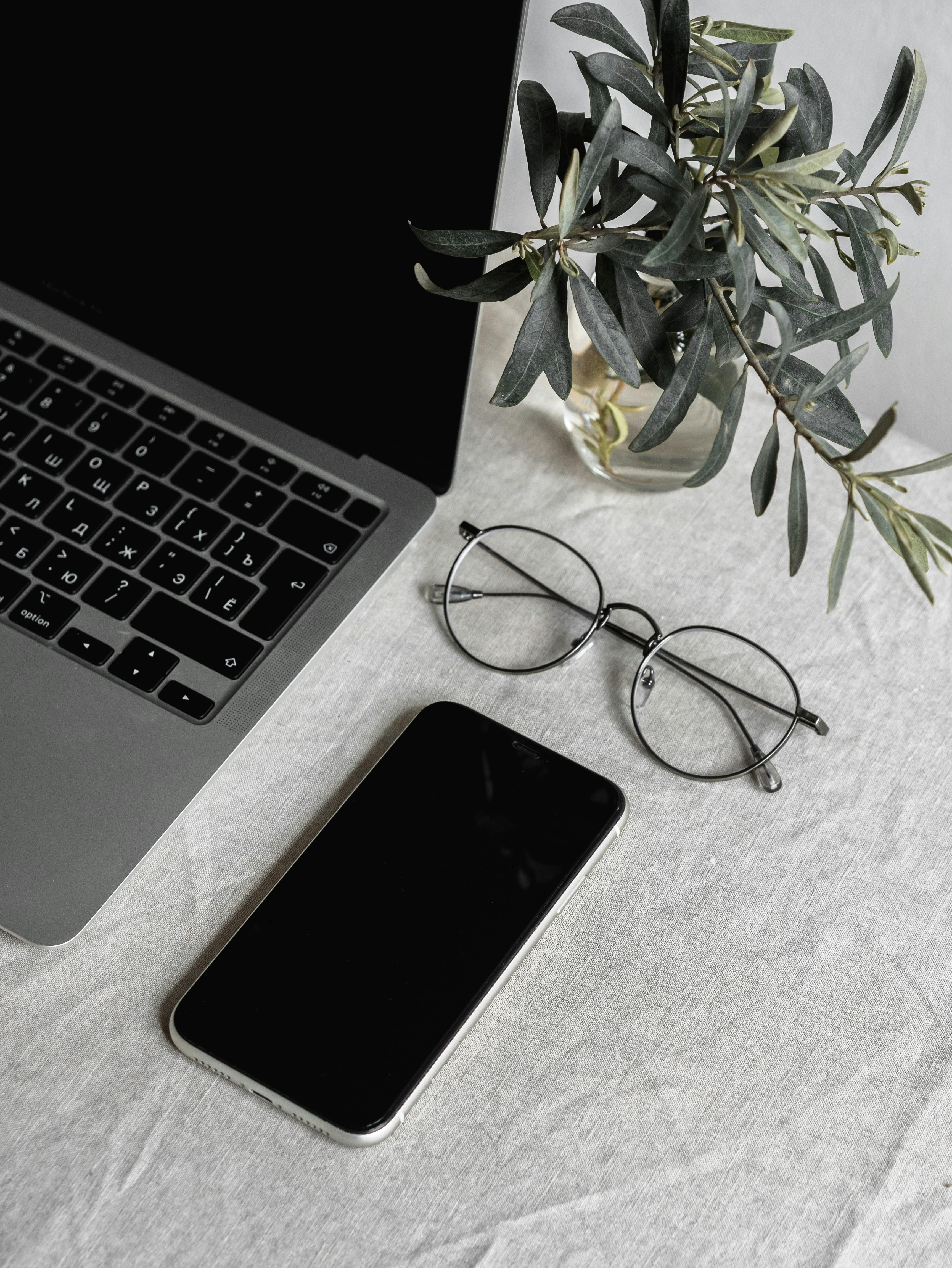 Un móvil sobre una mesa | Fuente: Pexels
