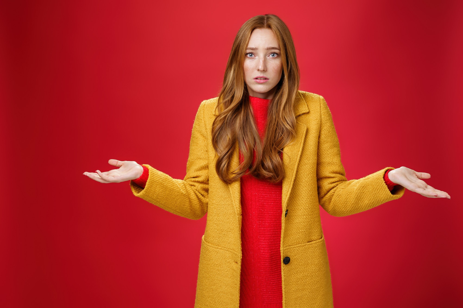 Una mujer confundida | Fuente: Freepik