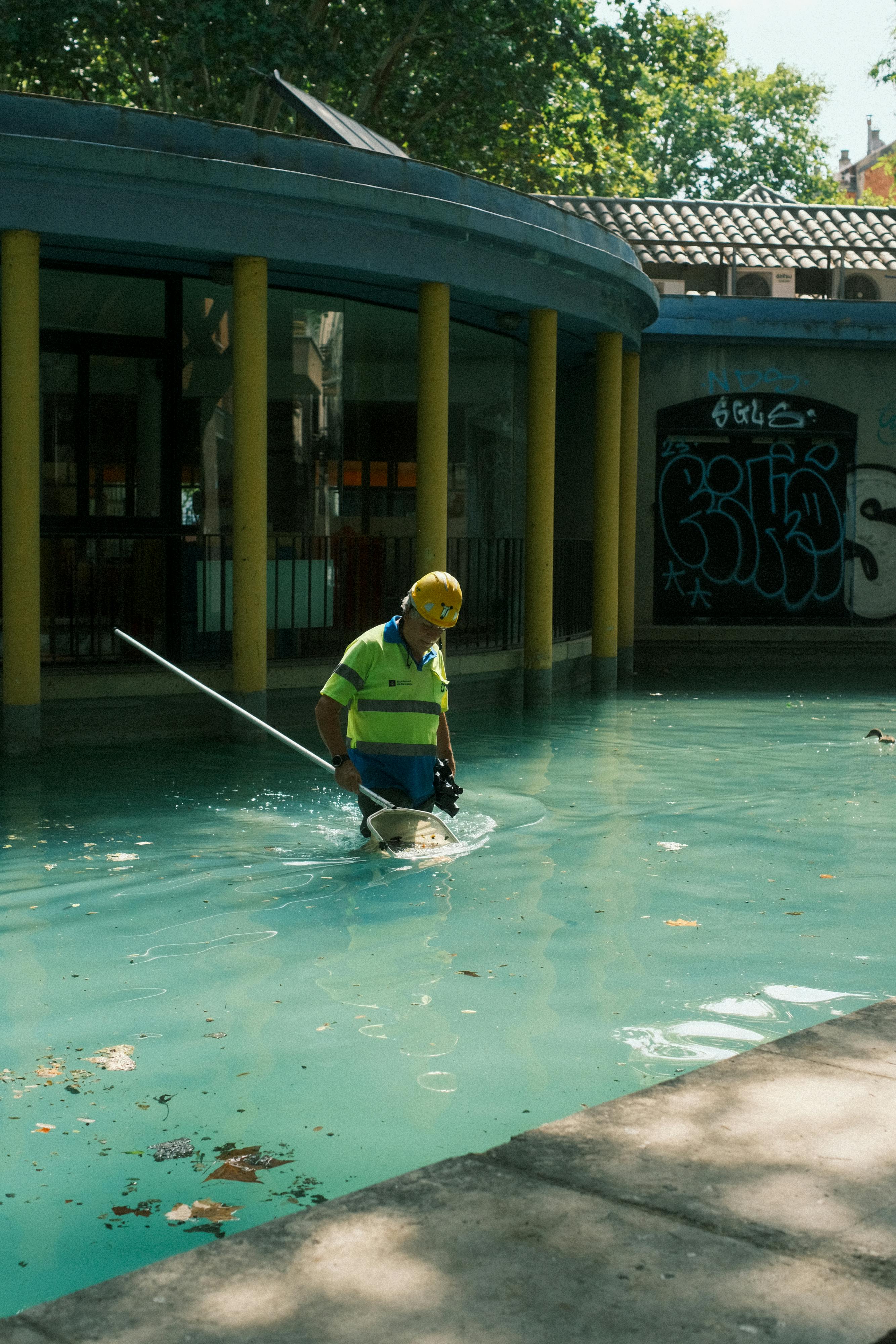 Un encargado del mantenimiento de la piscina | Fuente: Pexels