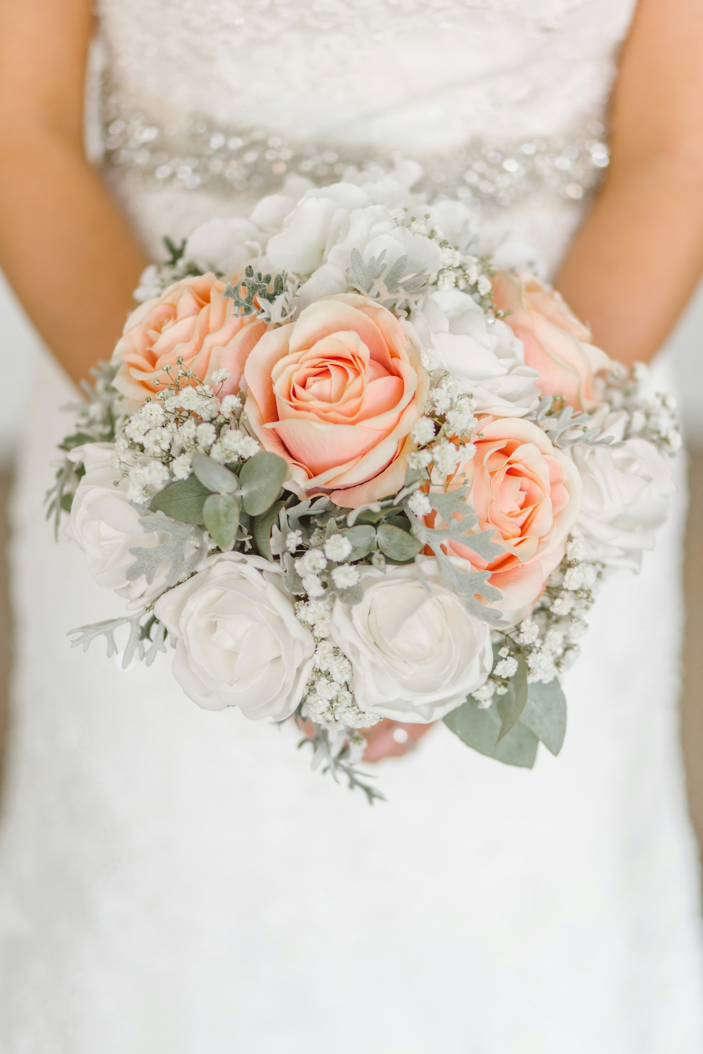Primer plano de una novia sujetando un ramo | Fuente: Unsplash