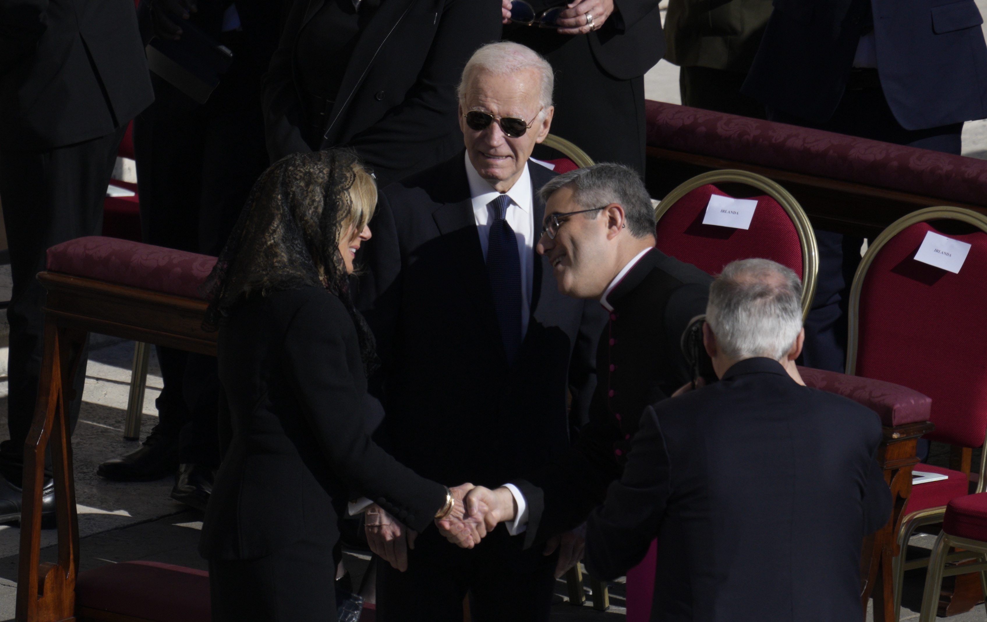 El ex presidente de EE.UU. y la primera dama Jill y Joe Biden llegan al funeral del papa Francisco en la Plaza de San Pedro el 26 de abril de 2025, en la Ciudad del Vaticano, Vaticano. | Fuente: Getty Images