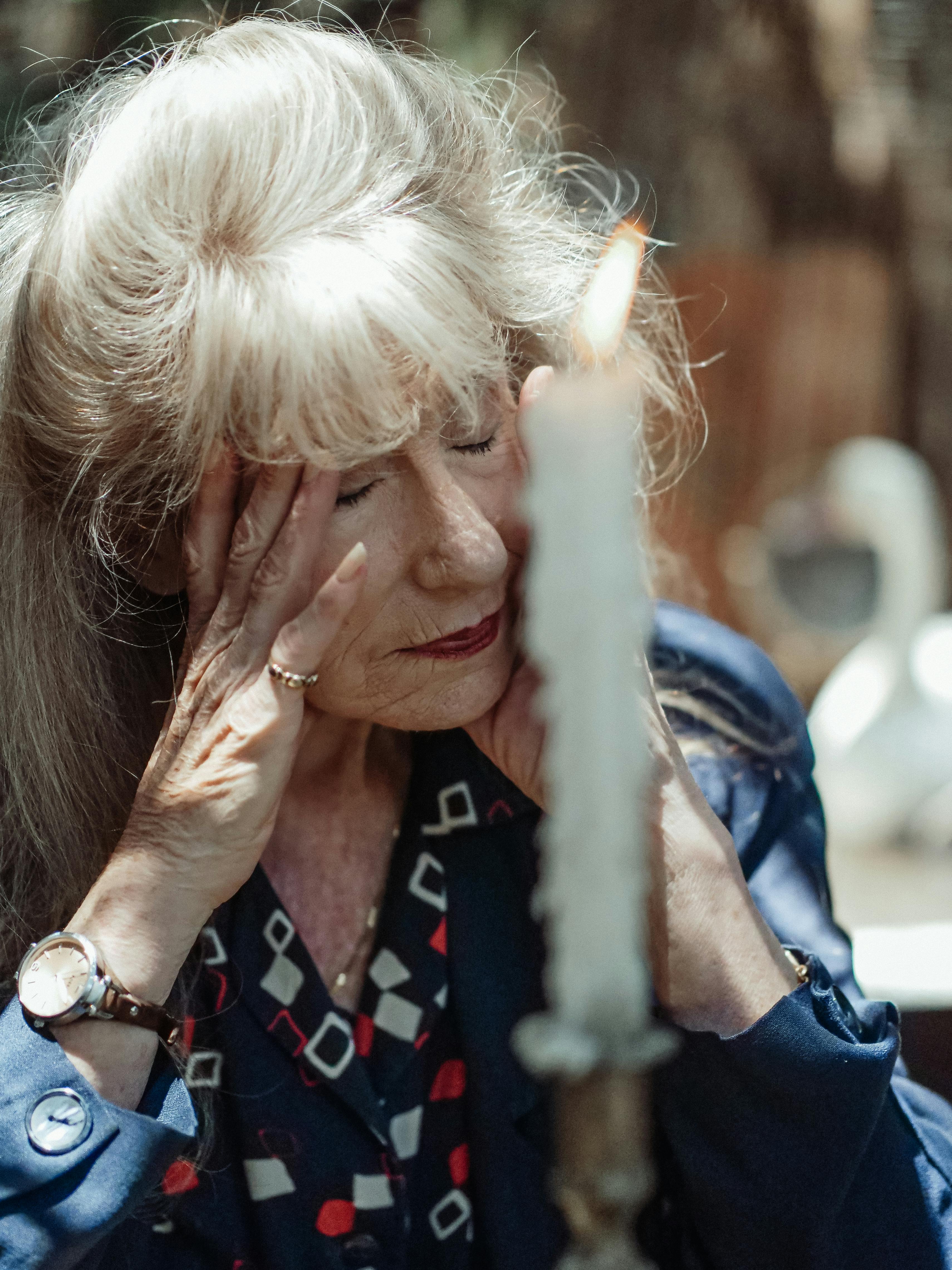 Mujer mayor con las manos en la cara | Fuente: Pexels