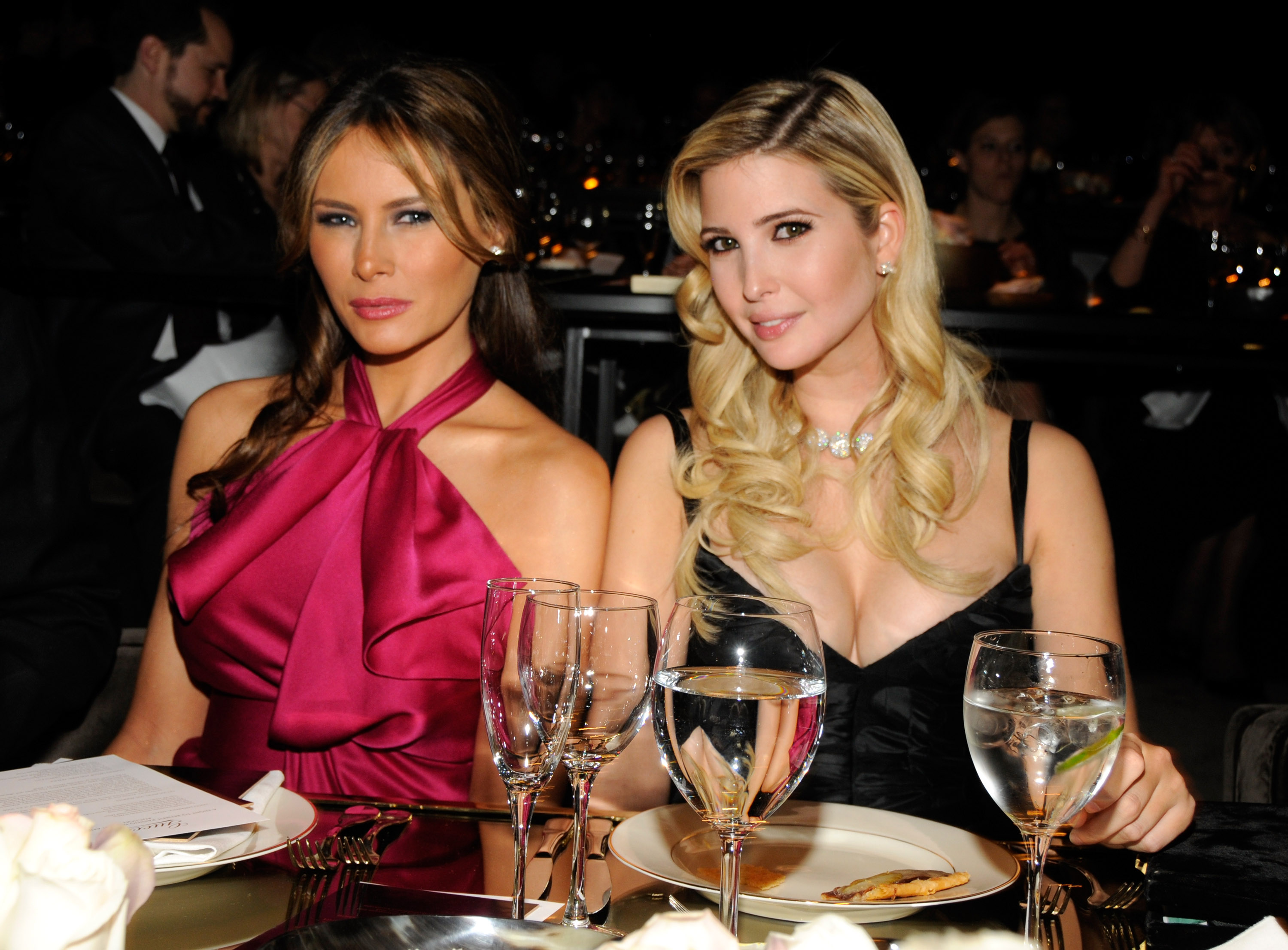 Melania Trump e Ivanka Trump en el evento "Una noche a beneficio de Raising Malawi y UNICEF", organizado por Madonna y Gucci, el 6 de febrero de 2007 en Nueva York. | Fuente: Getty Images
