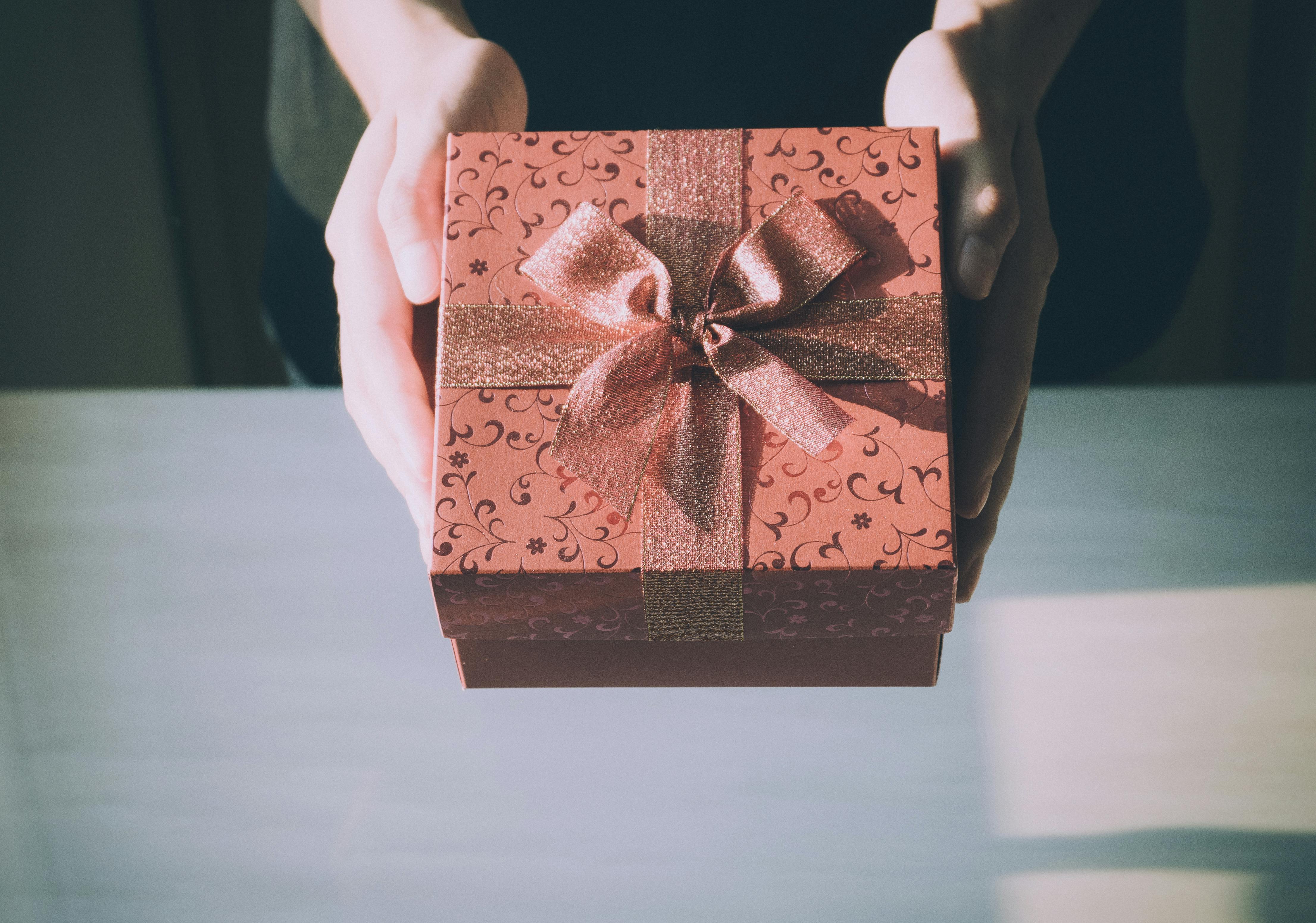 Una persona sostiene una caja de regalo | Fuente: Pexels