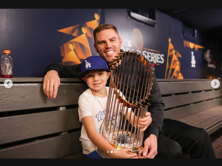 Charles y Freddie Freeman sostienen el trofeo de las Serie Mundial en una foto subida el 31 de octubre de 2024 | Fuente: Instagram/chelseafreeman5