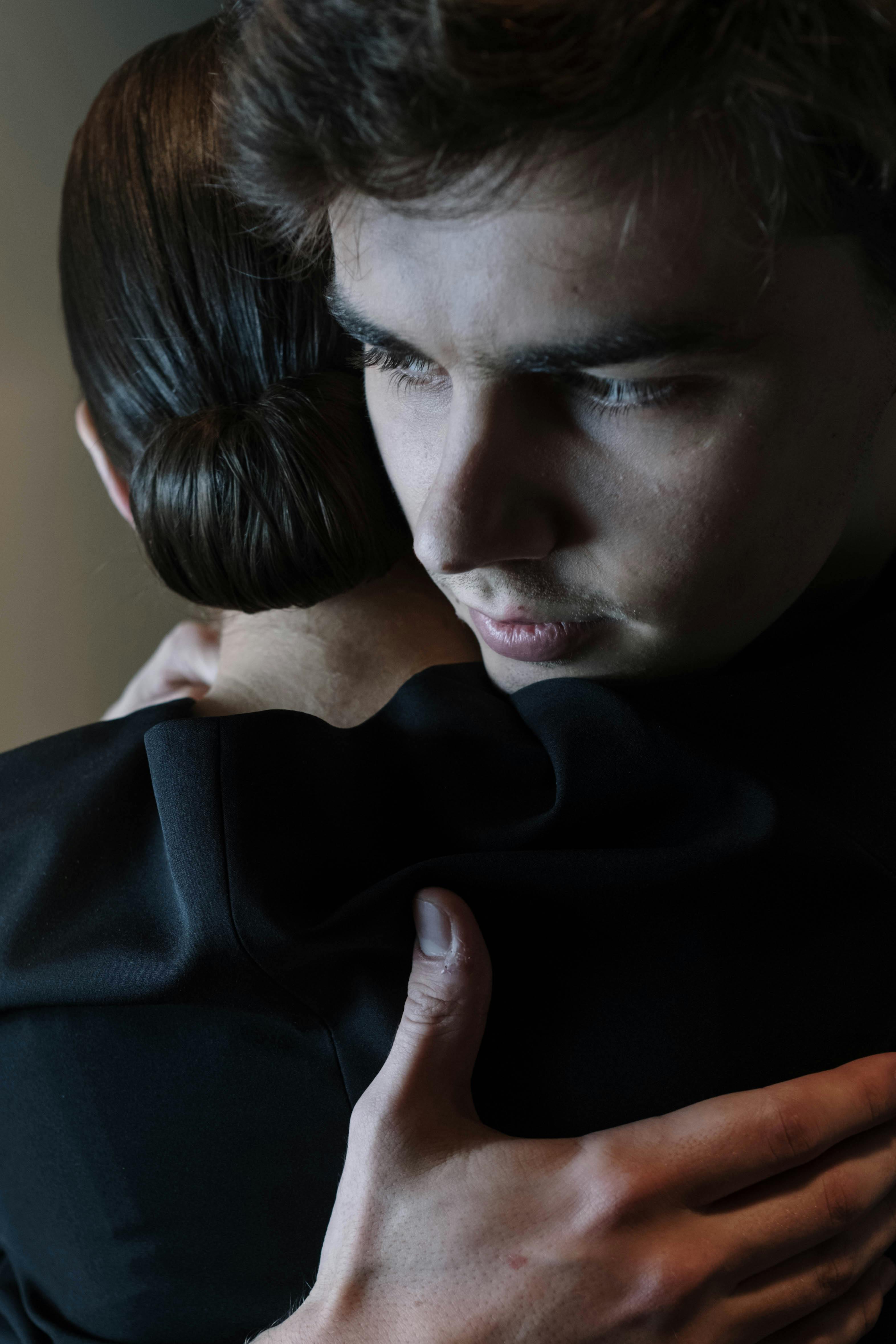 Un hombre consolando a una mujer | Fuente: Pexels