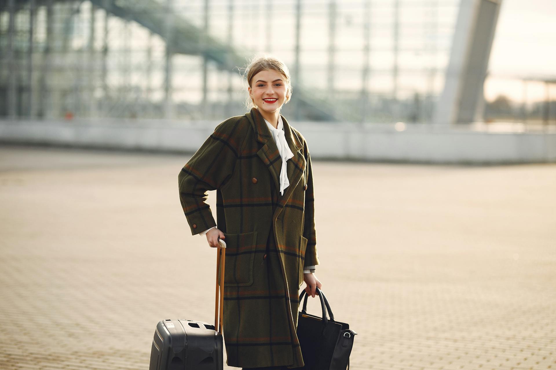 Una mujer feliz en el aeropuerto | Fuente: Pexels