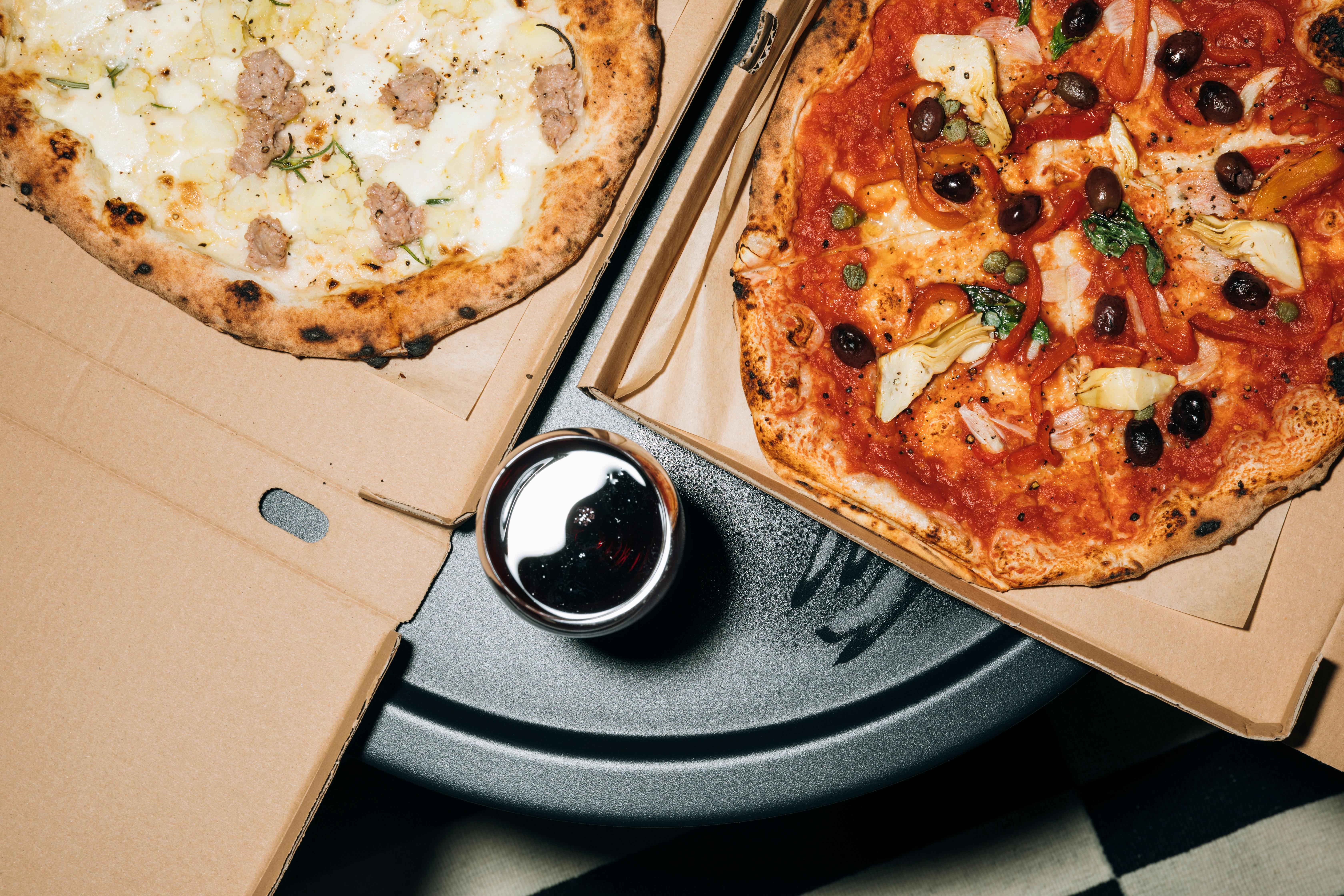 Cajas de pizza sobre una mesa | Fuente: Midjourney
