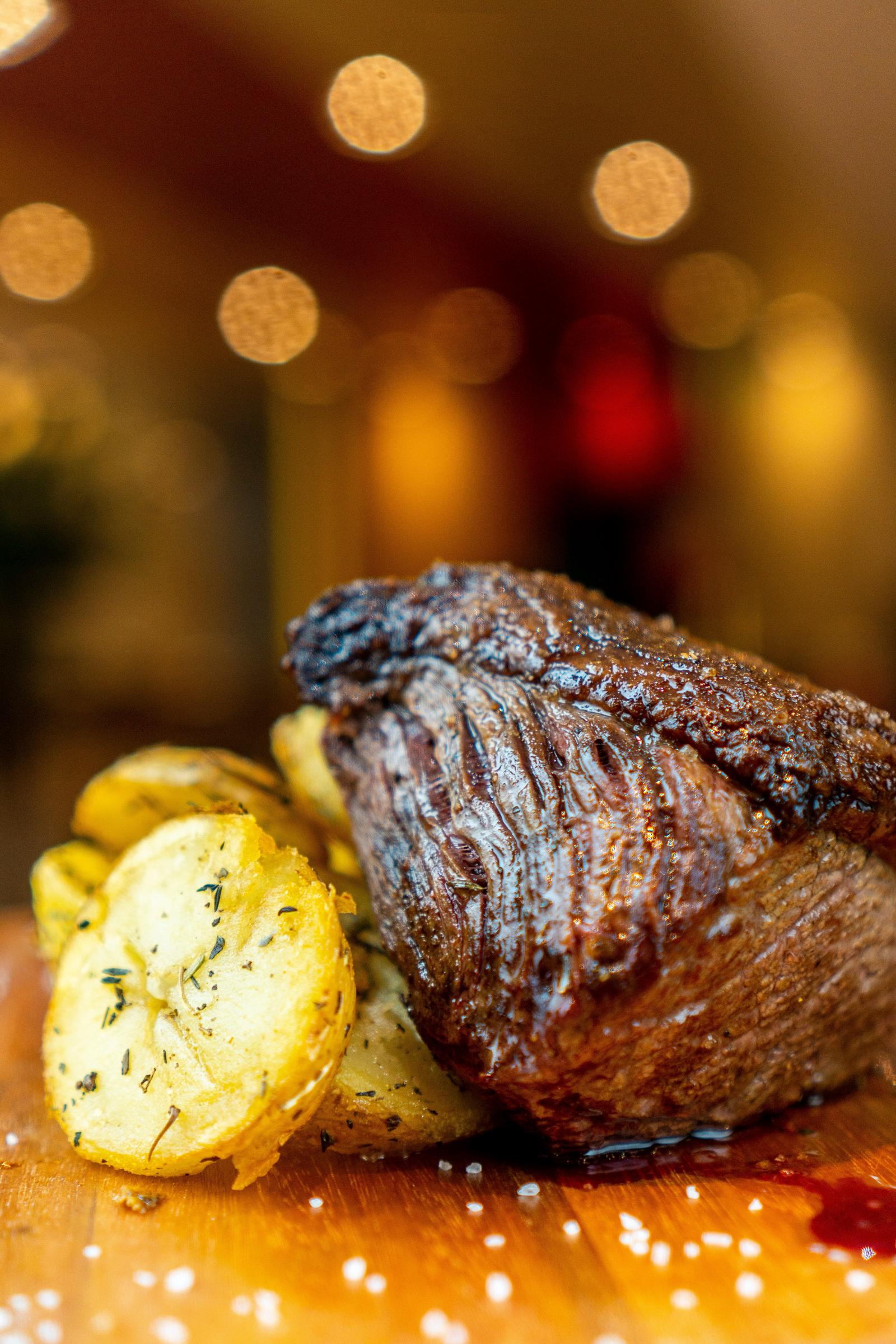 Comida sobre una tabla de madera | Fuente: Unsplash