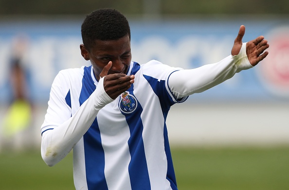El delantero del FC Porto, Junior Joao Maleck Robles, celebra tras marcar un gol durante el partido de la UEFA Youth League entre el FC Porto y el RB Leipzig en el Centro de Estágios do Olival, el 1 de noviembre de 2017 en Olival, Portugal | Fuente: Getty Images