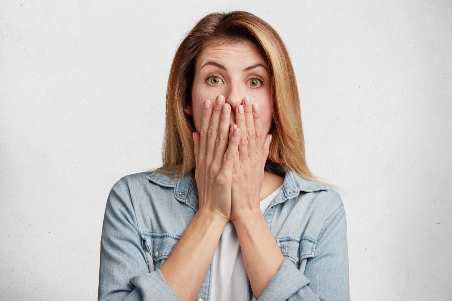 Una mujer atónita | Fuente: Freepik