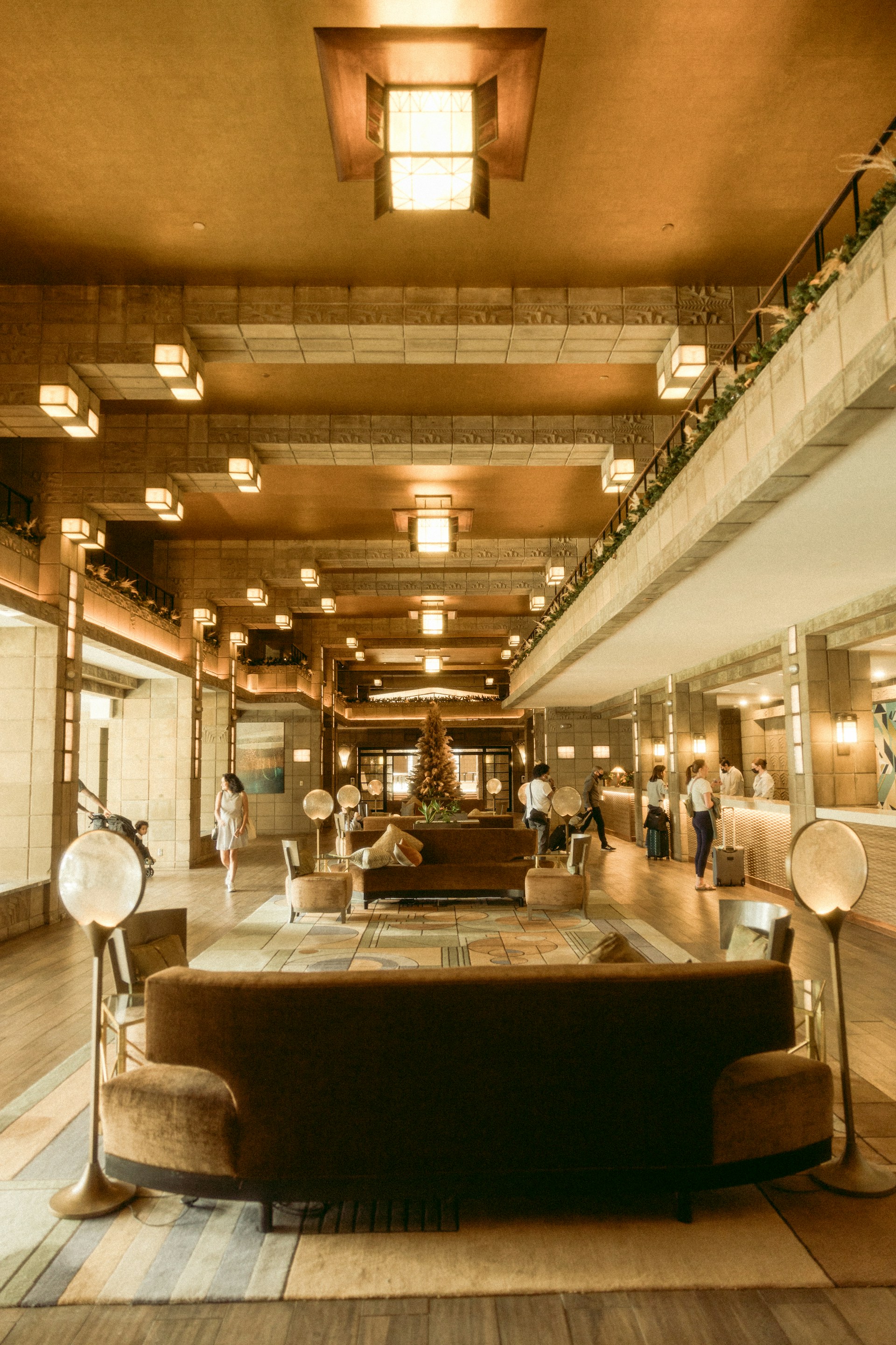 Gente en el vestíbulo de un hotel | Fuente: Unsplash