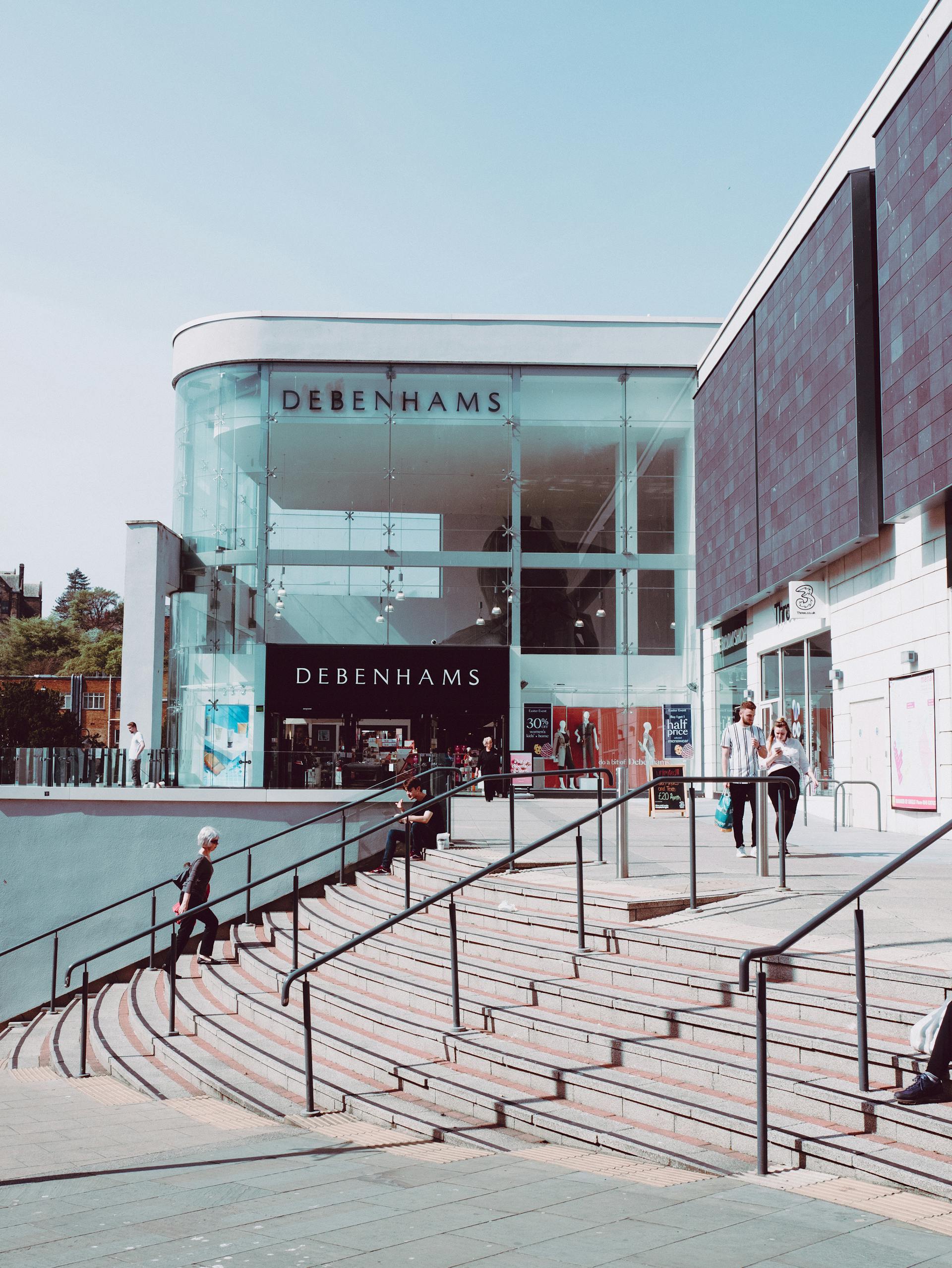 La entrada de un centro comercial | Fuente: Pexels
