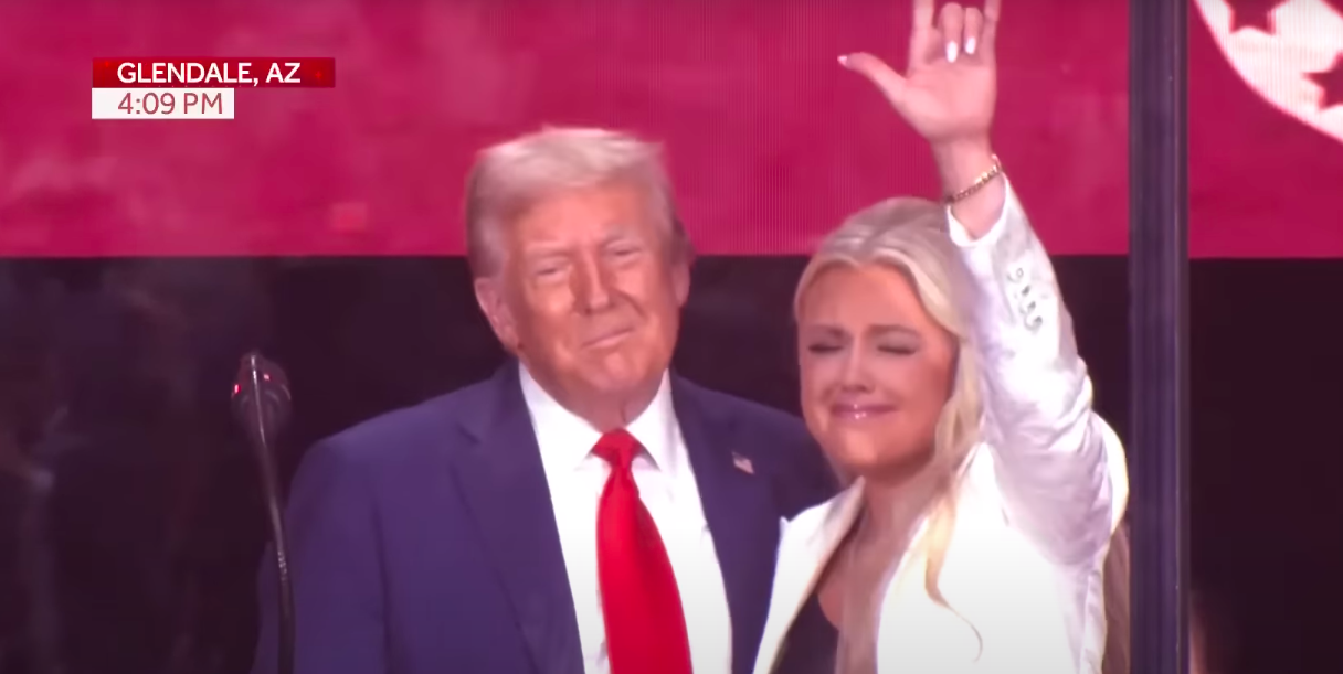 Donald Trump y Erika Kirk en el sombrío acto. | Fuente: YouTube/NBC News