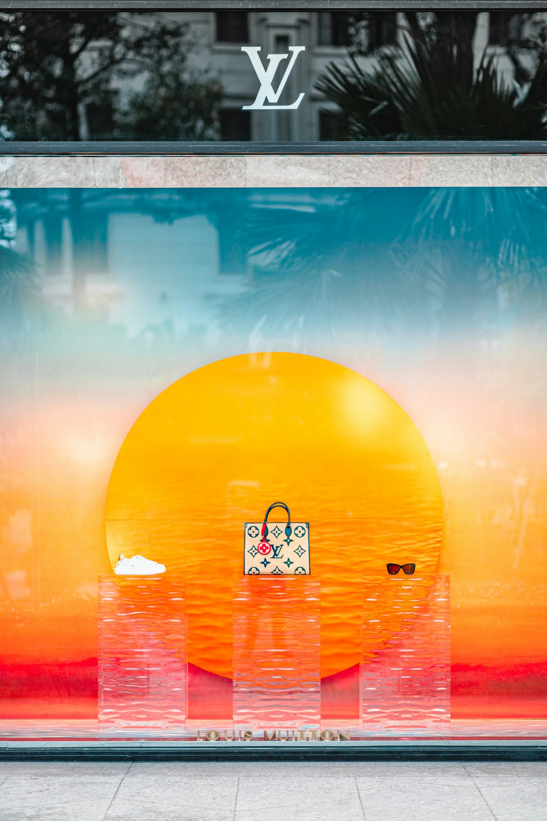 Un bolso expuesto en el escaparate de una tienda | Fuente: Unsplash