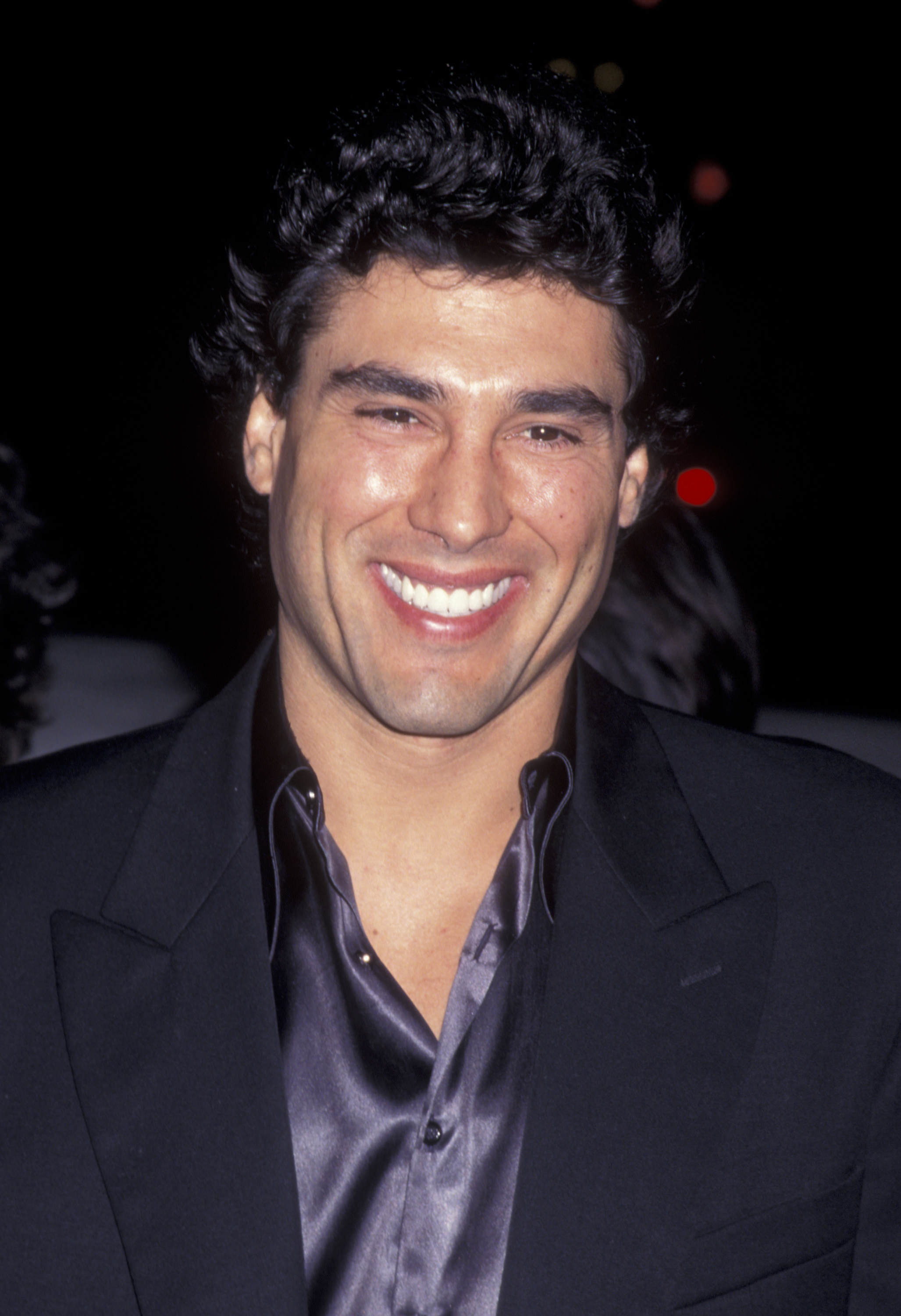 Eduardo Yáñez asiste al estreno de "Selena" el 13 de marzo de 1997 en el Cinerama Dome Theater en Hollywood, California. | Fuente: Getty Images.