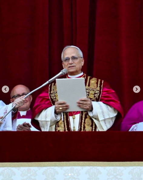El papa León impartiendo su bendición Urbi et Orbi. | Fuente: Instagram/vaticannews