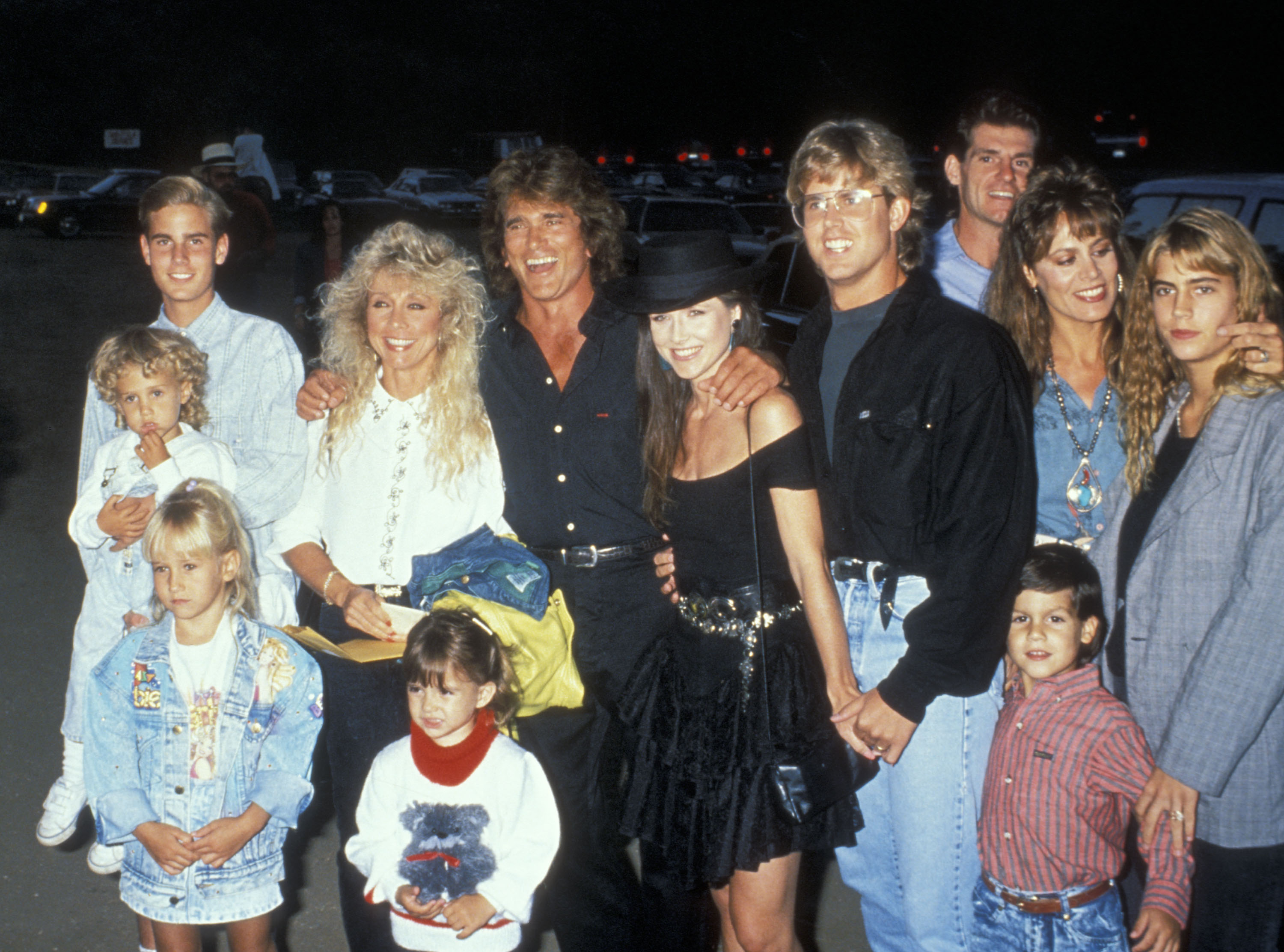 Christopher Landon, Sean Landon, Jennifer Landon, Cindy Clerico, Michael Landon, Michael Landon Jr., Mark Landon, Leslie Landon y Shawna Landon en el Moonlight Roundup a beneficio de Free Arts for Abused Children en 1989 | Fuente: Getty Images
