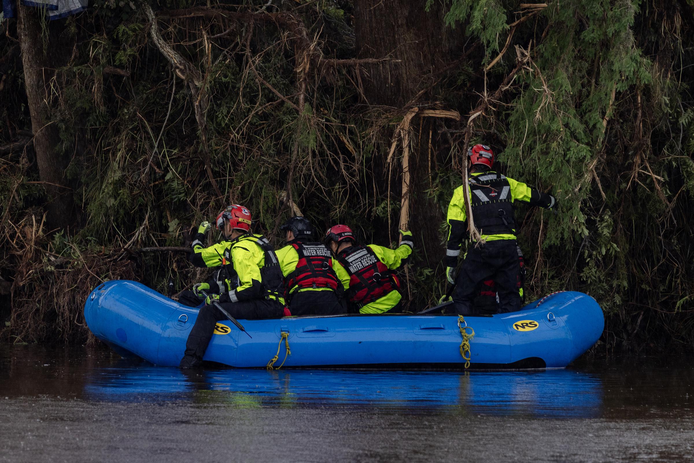 Los equipos de búsqueda y rescate buscan entre los escombros a sobrevivientes o cuerpos de personas arrastradas por la inundación repentina en Camp Mystic el 6 de julio de 2025 en Hunt, Texas. | Fuente: Getty Images.