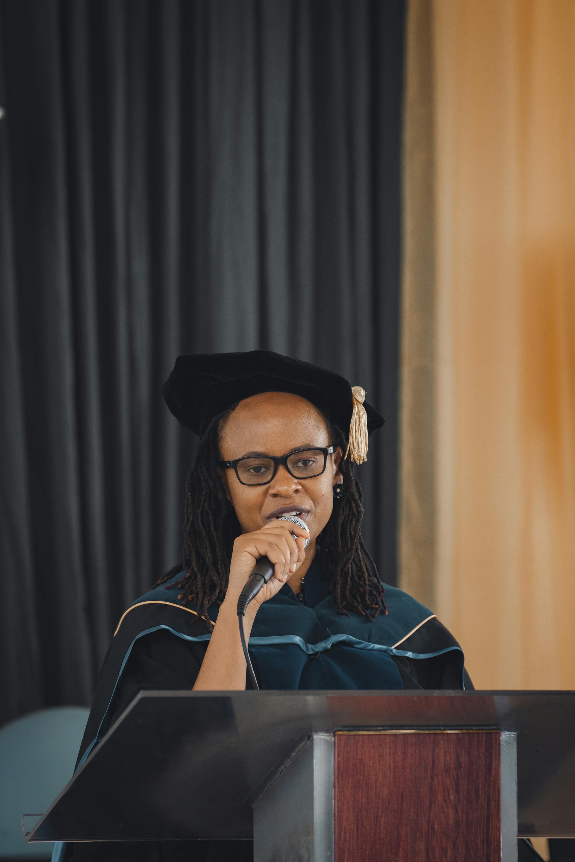 Una mujer pronuncia un discurso durante una ceremonia de graduación | Fuente: Pexels