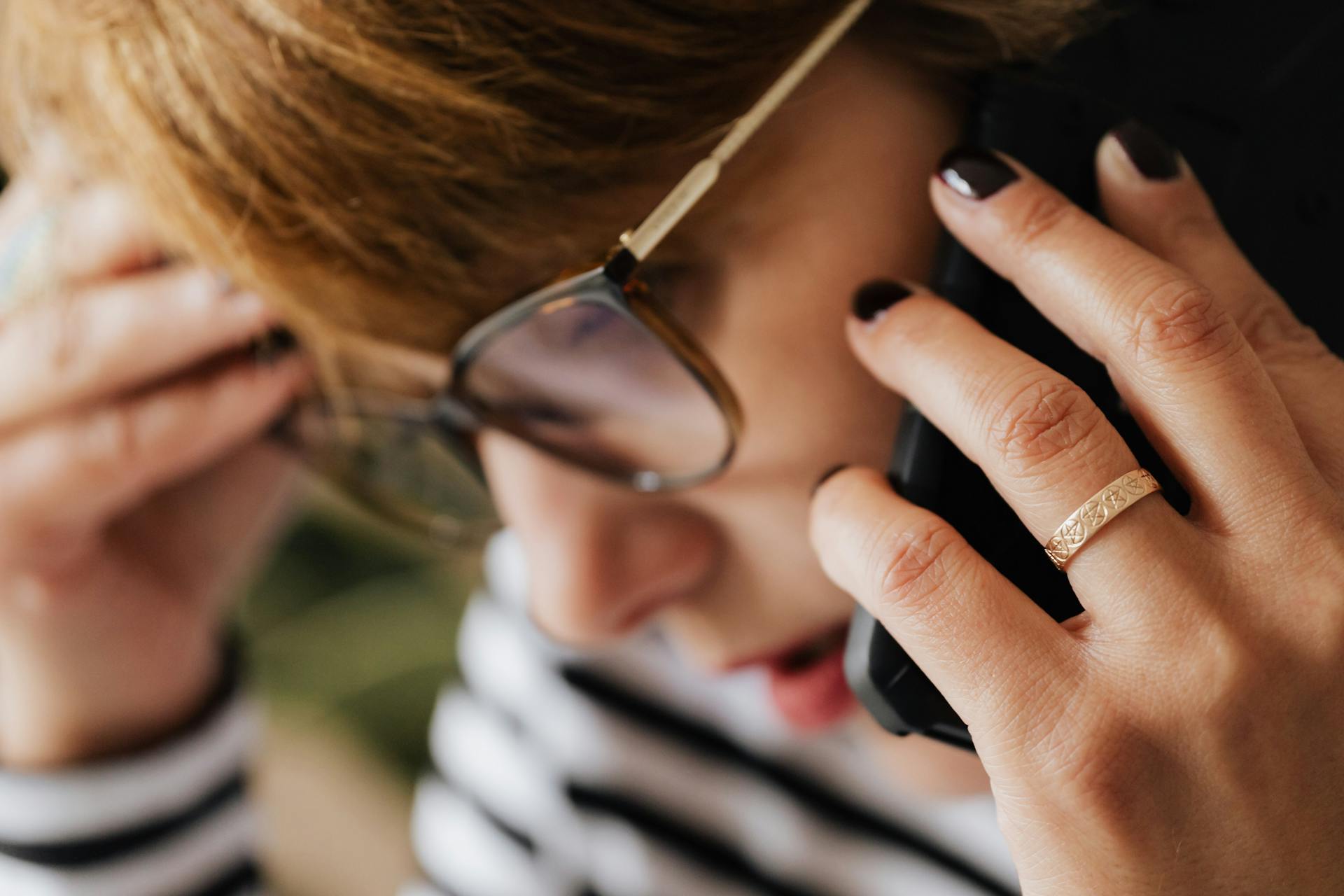 Una mujer conmocionada usando su teléfono | Fuente: Pexels
