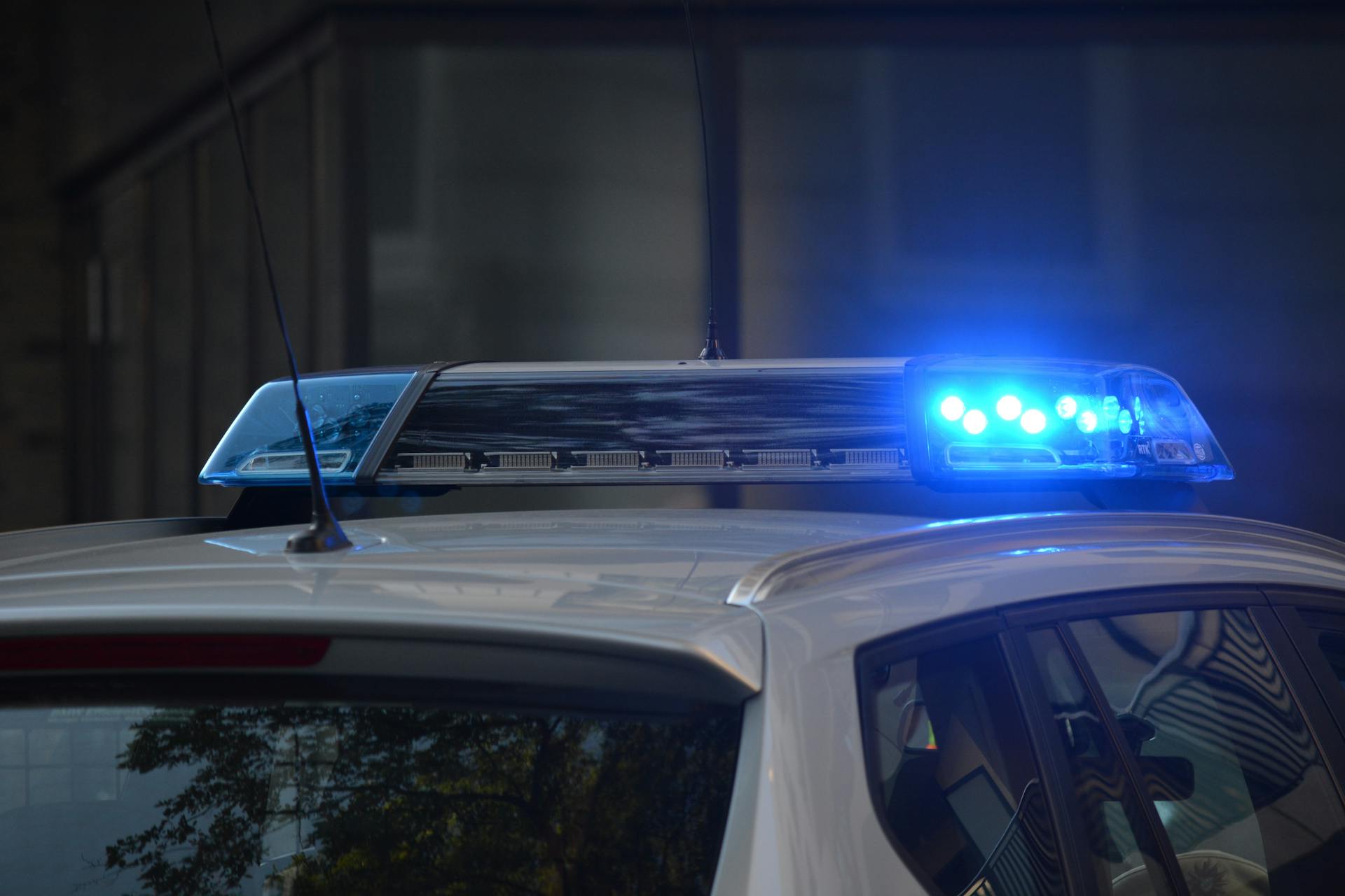 Las luces de un coche patrulla de policía | Fuente: Pexels