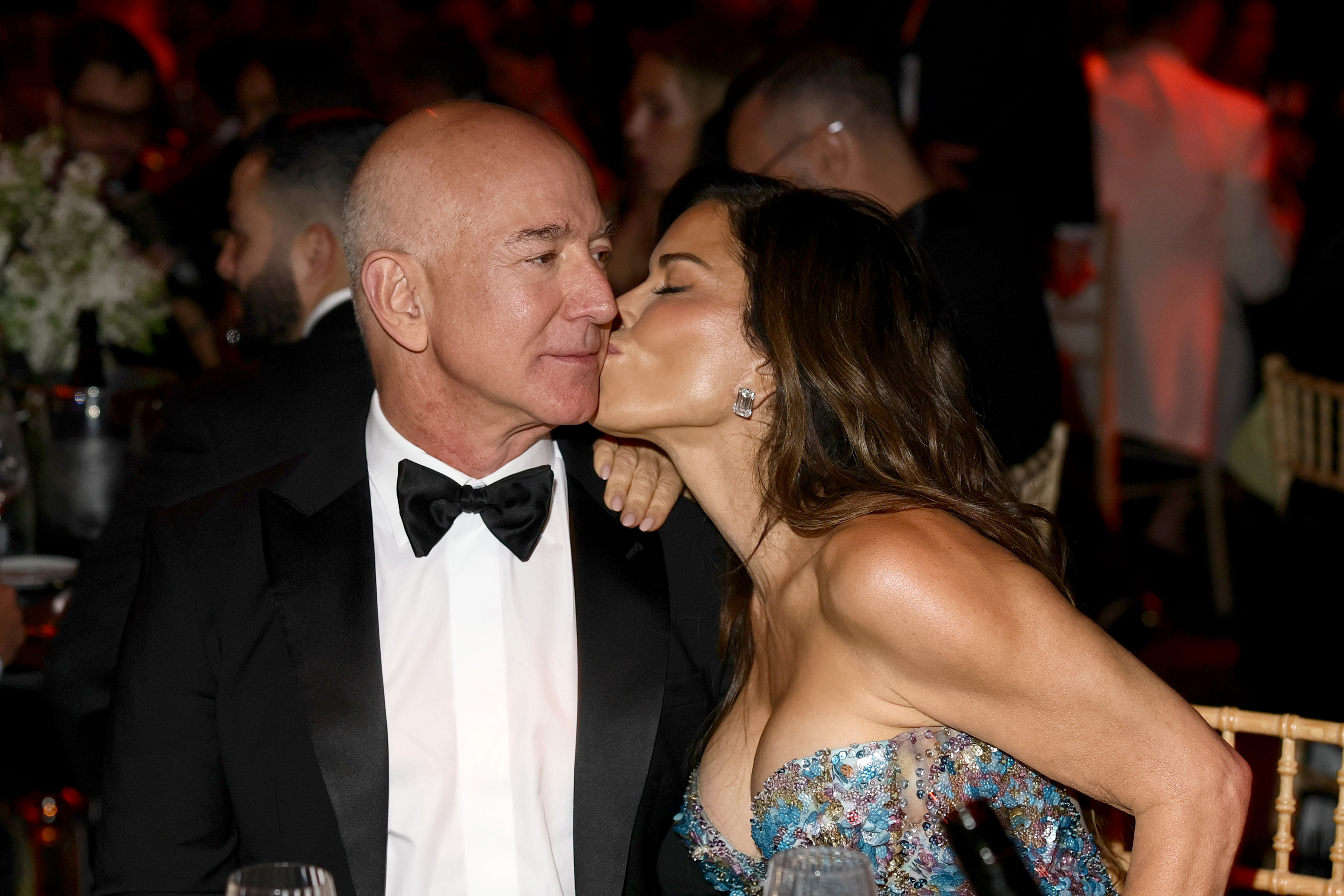 Lauren Sanchez besa a Jeff Bezos en la mejilla durante la Gala amfAR Cannes 2025 en el Hotel du Cap-Eden-Roc el 22 de mayo de 2025, en Cap d'Antibes, Francia | Fuente: Getty Images