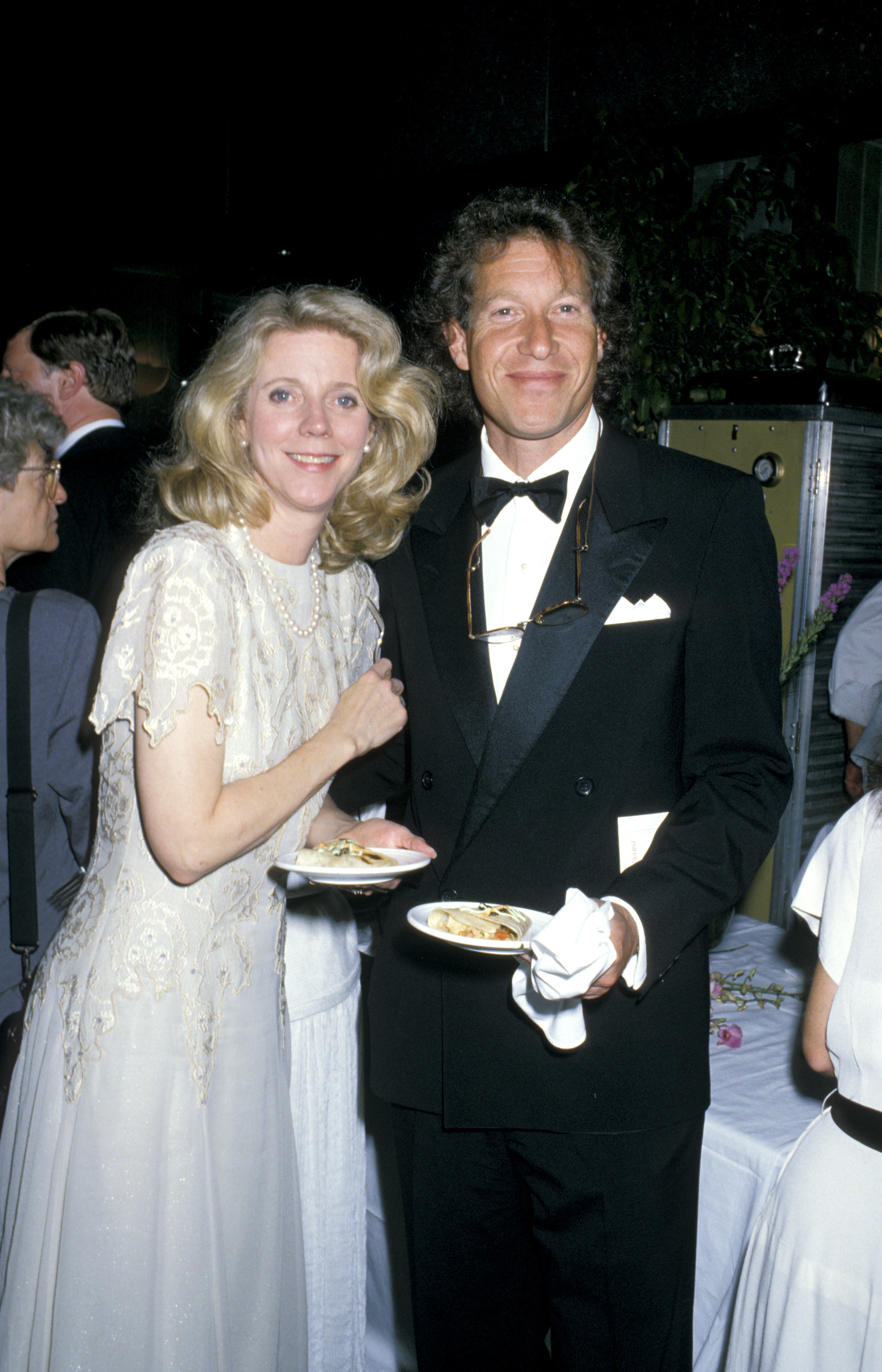 La actriz fotografiada con su esposo en el Rockefeller Center de Nueva York el 6 de junio de 1988 | Fuente: Getty Images