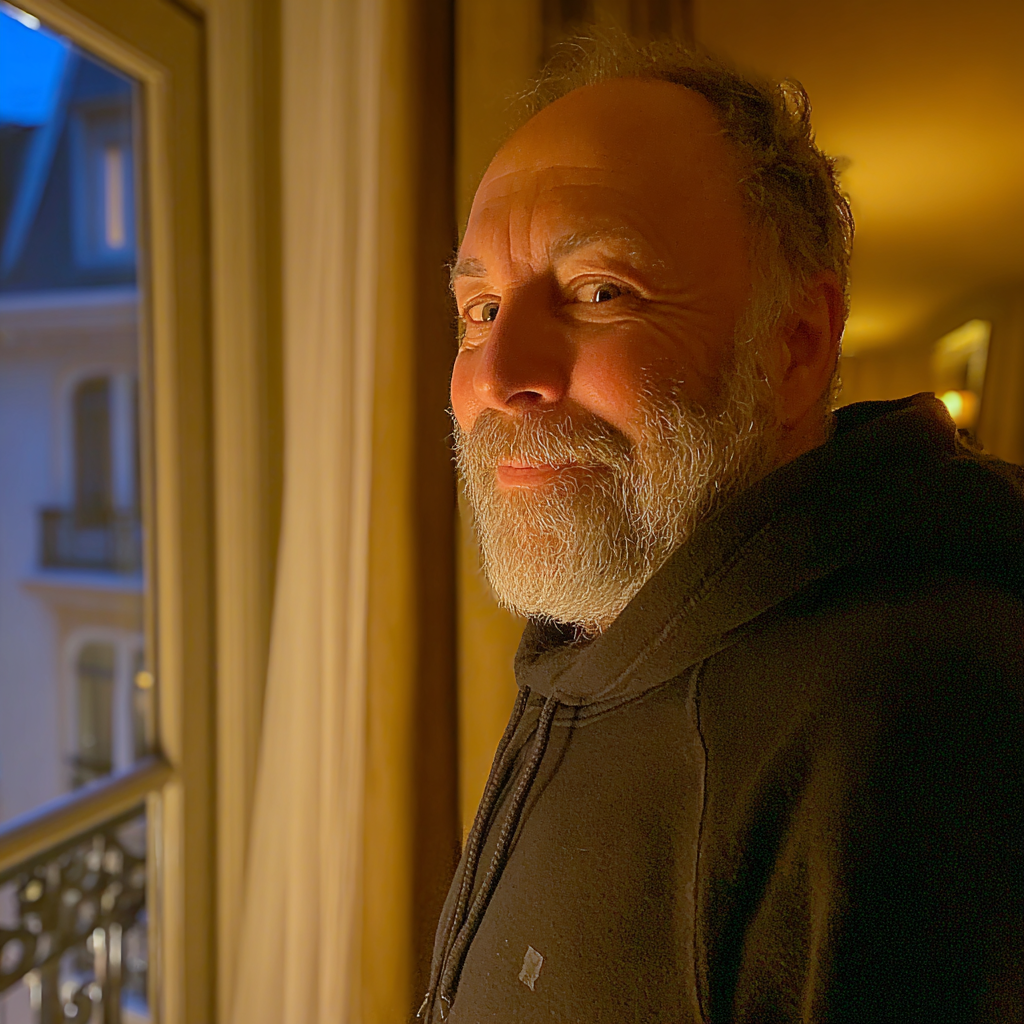 Un hombre sonriente de pie en una habitación de hotel | Fuente: Midjourney