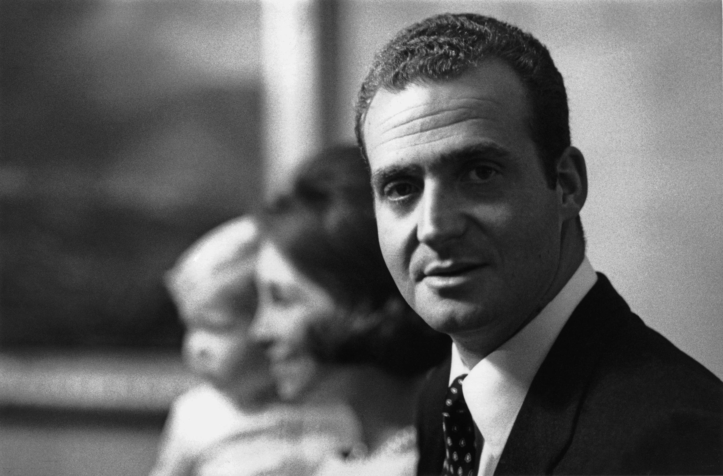El rey Juan Carlos I de España en el Palacio de la Zarzuela, Madrid, con su esposa, la reina Sofía, y su hijo Felipe, el 22 de diciembre de 1969. | Fuente: Getty Images