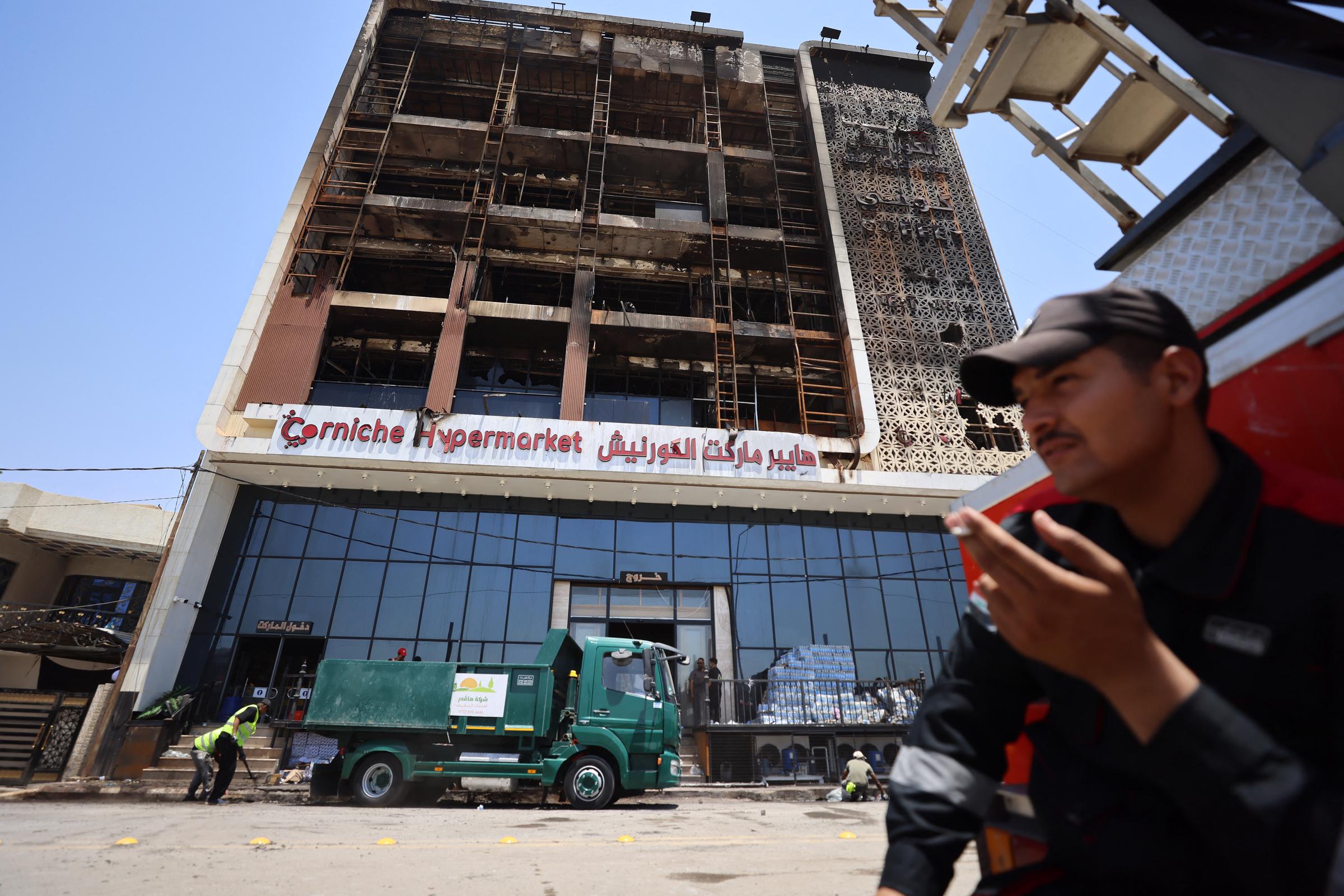 Vista del edificio Hyper Mall y del Hipermercado Corniche en Kut, Irak, el 17 de julio de 2025, con grandes daños visibles por el fuego. | Fuente: Getty Images
