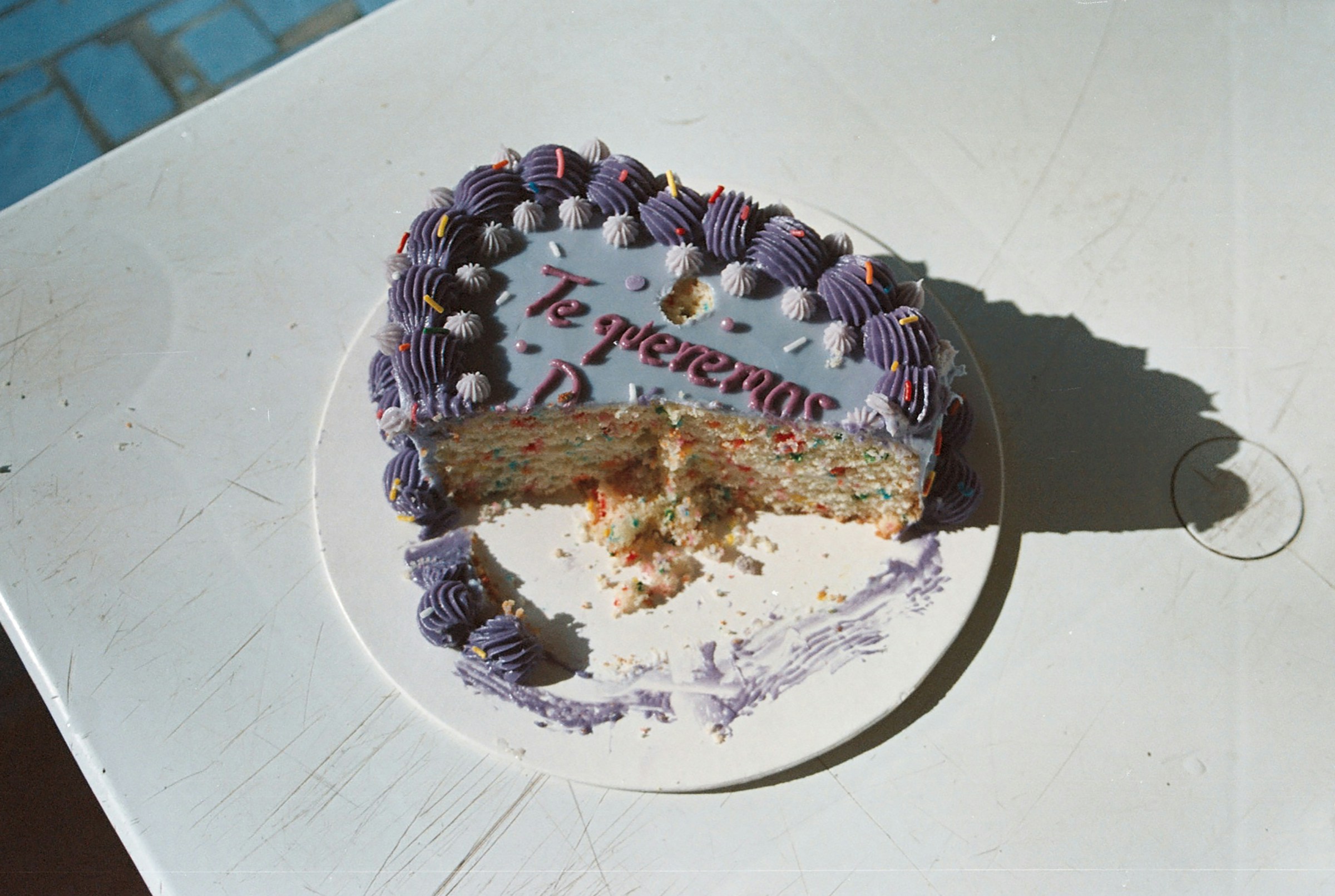 Un pastel a medio comer encima de una mesa | Fuente: Unsplash