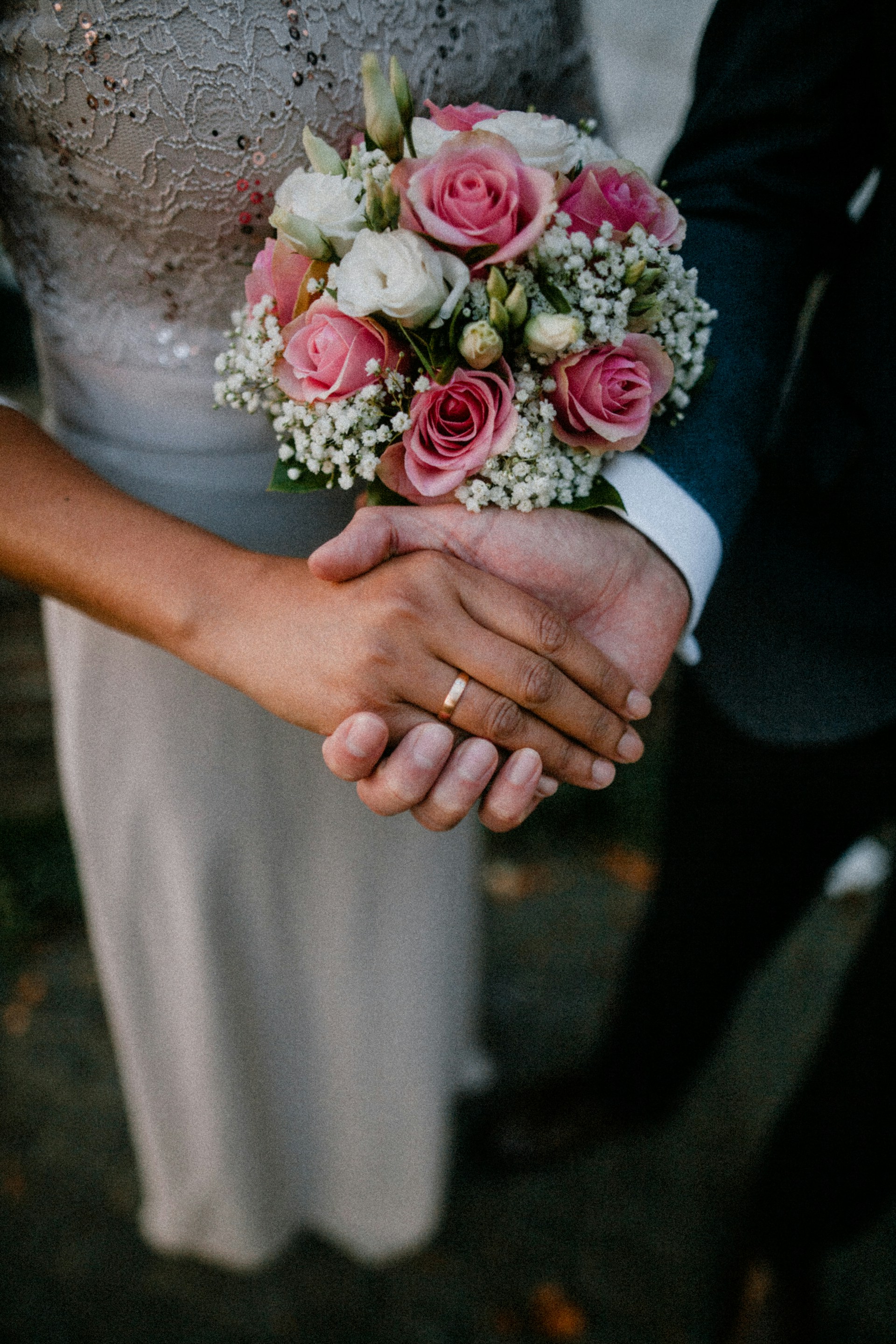 Un novio tomando la mano de su novia | Fuente: Unsplash