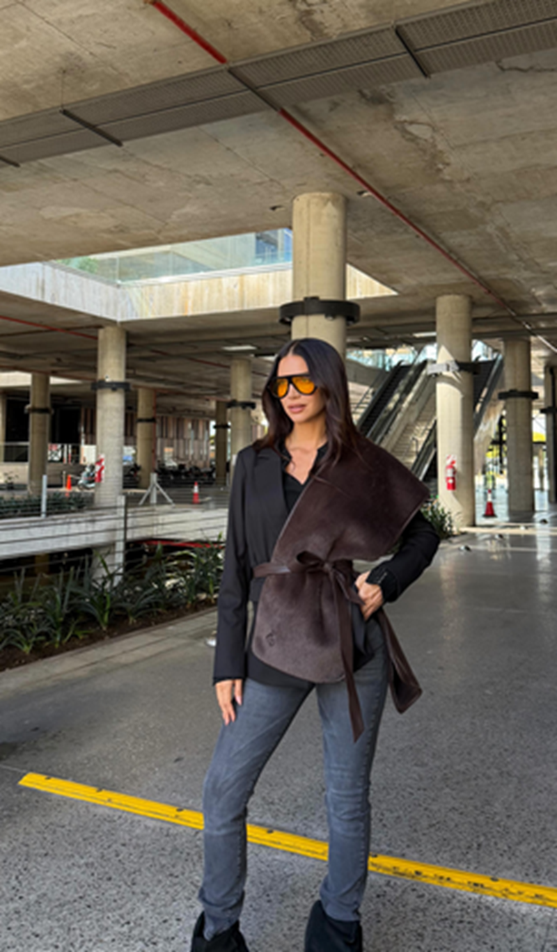 Zaira Nara luciendo un conjunto de skinny jean con un saco sastrero clásico, y chaleco de textura similar al cuero | Fuente: Instagram/zaira.nara