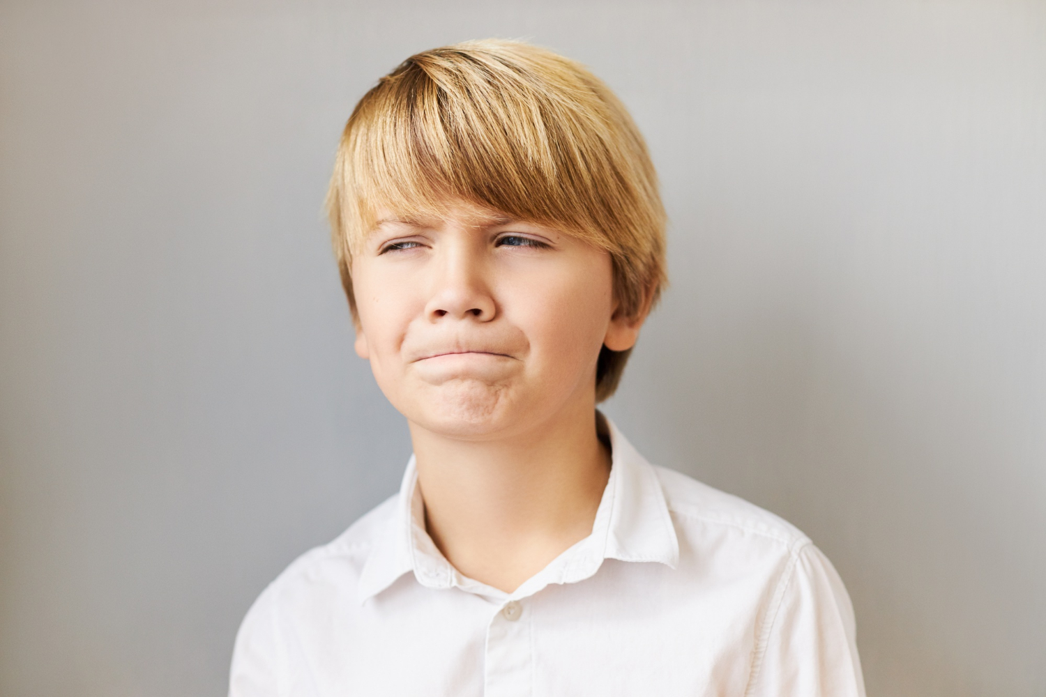 Un niño preocupado | Fuente: Freepik