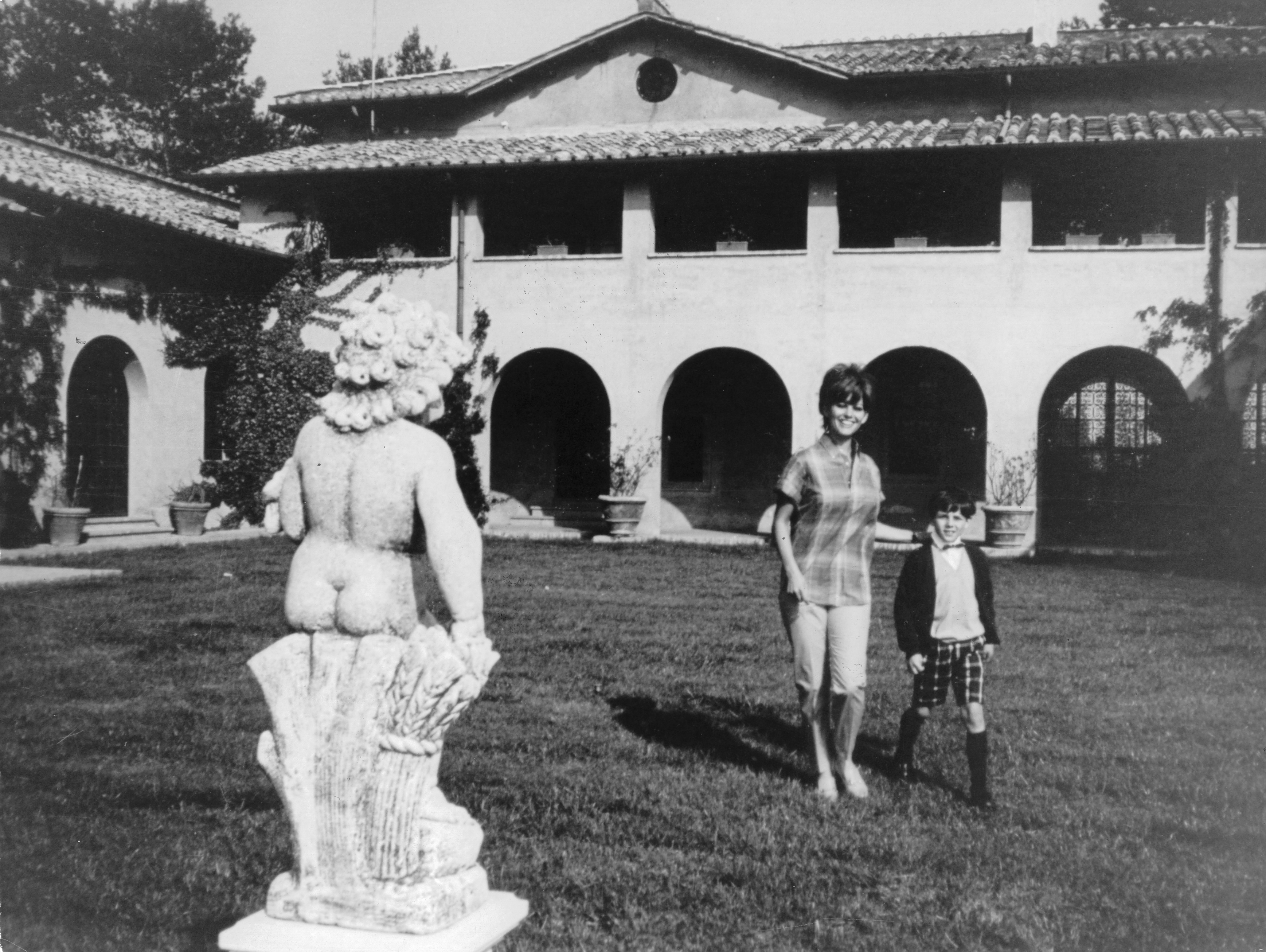 Claudia Cardinale y Patrick Frank Cristaldi en el jardín, en 1971, Italia | Fuente: Getty Images