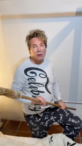 Guido Süller con una escoba. | Foto: instagram.com/guido_suller