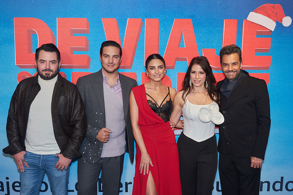 José Eduardo Derbez, Vadhir Derbez, Aislinn Derbez, Alessandra Rosaldo y Eugenio Derbez posan para una foto en la alfombra roja durante el estreno de la serie de televisión "De Viaje Con Los Derbez" en la Col. Roma el 4 de diciembre de 2023 en la Ciudad de México, México | Fuente: Getty Images